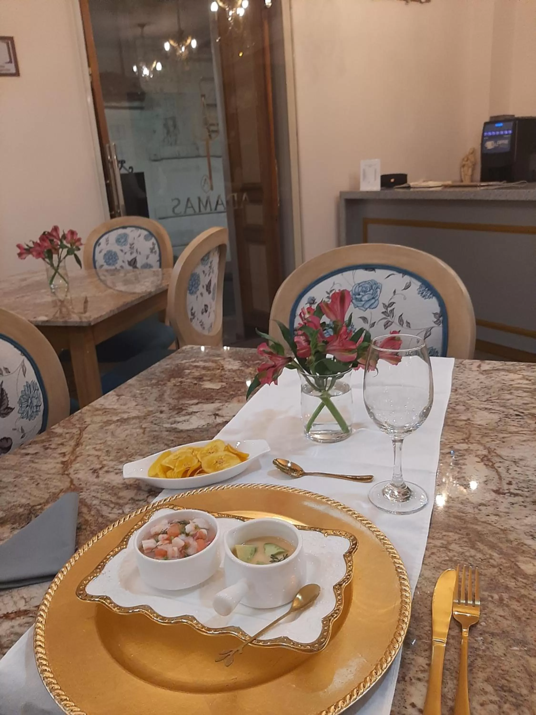 Restaurant/places to eat in Adamas House Hotel Boutique