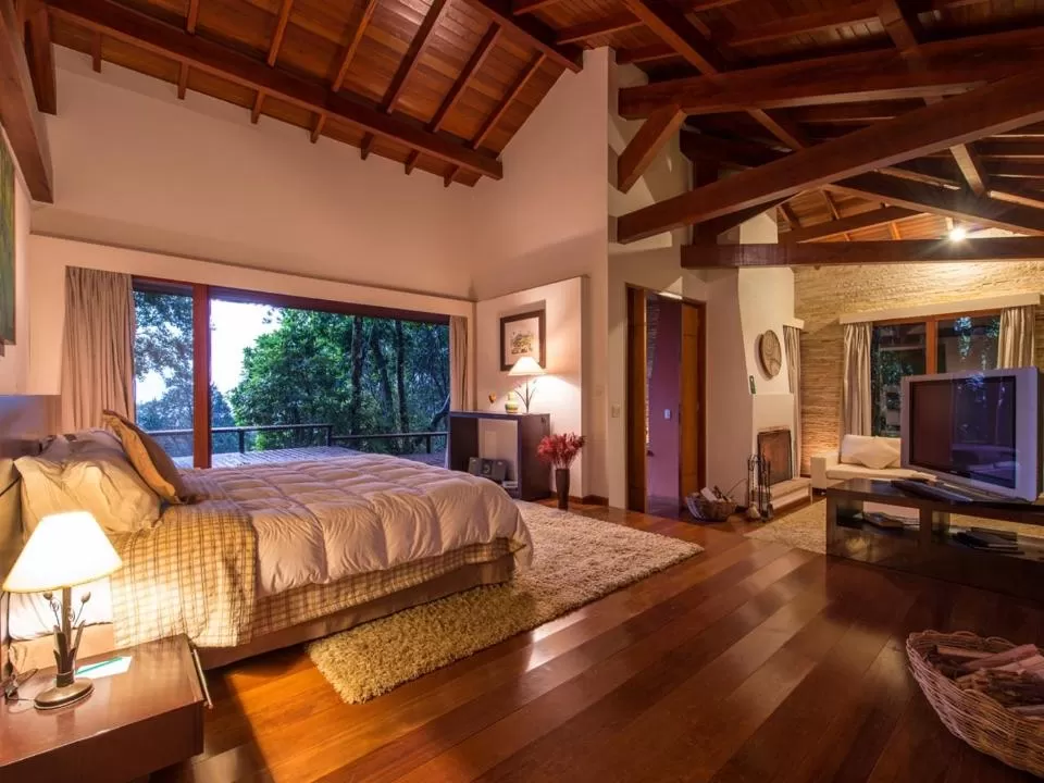 Communal lounge/ TV room, Bed in Kuriuwa Hotel