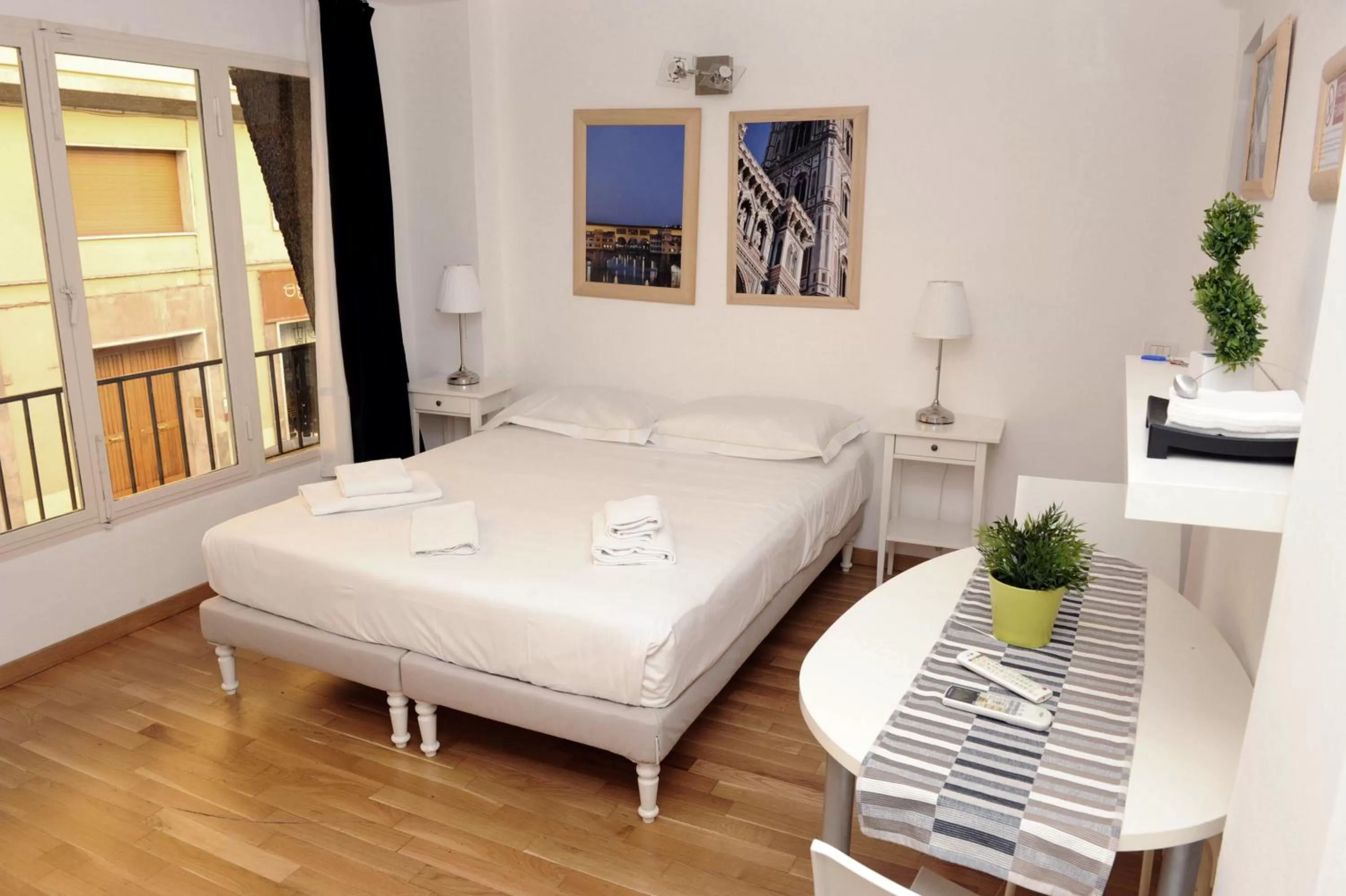 Photo of the whole room, Bed in Pontevecchio Relais