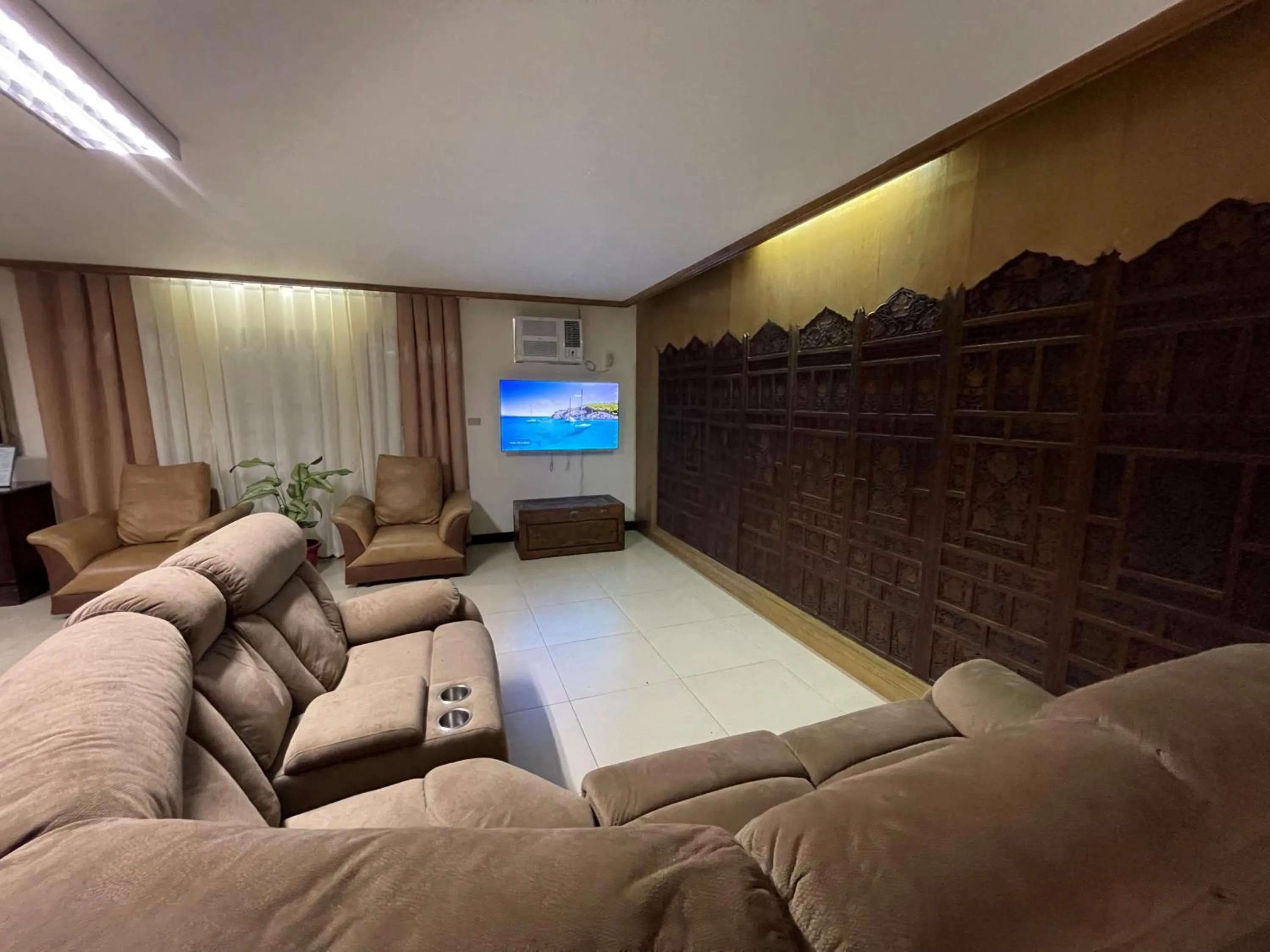 Communal lounge/ TV room in 1888 Staycation Inn by Cocotel