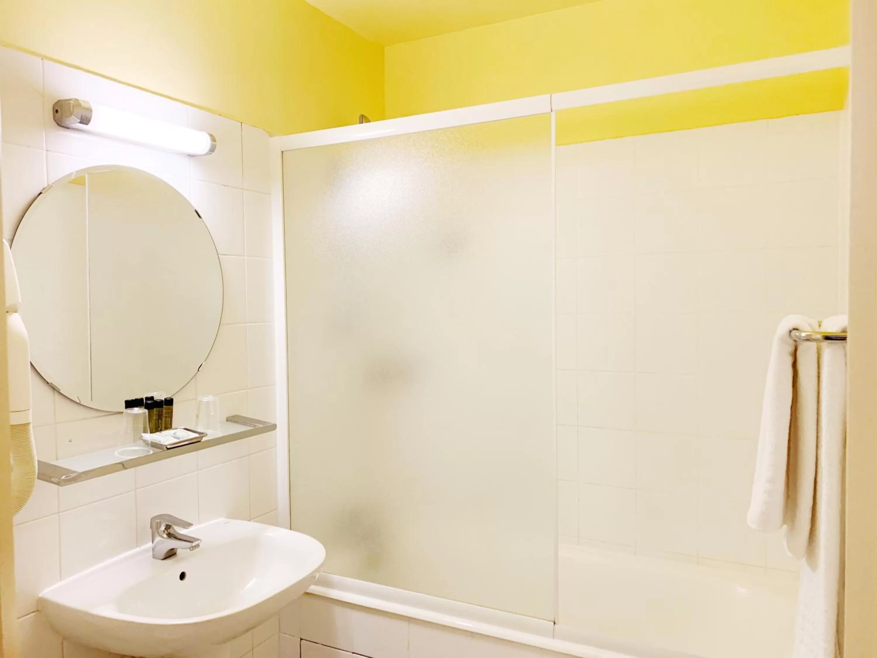 Bathroom in Hotel Bellevue Montmartre