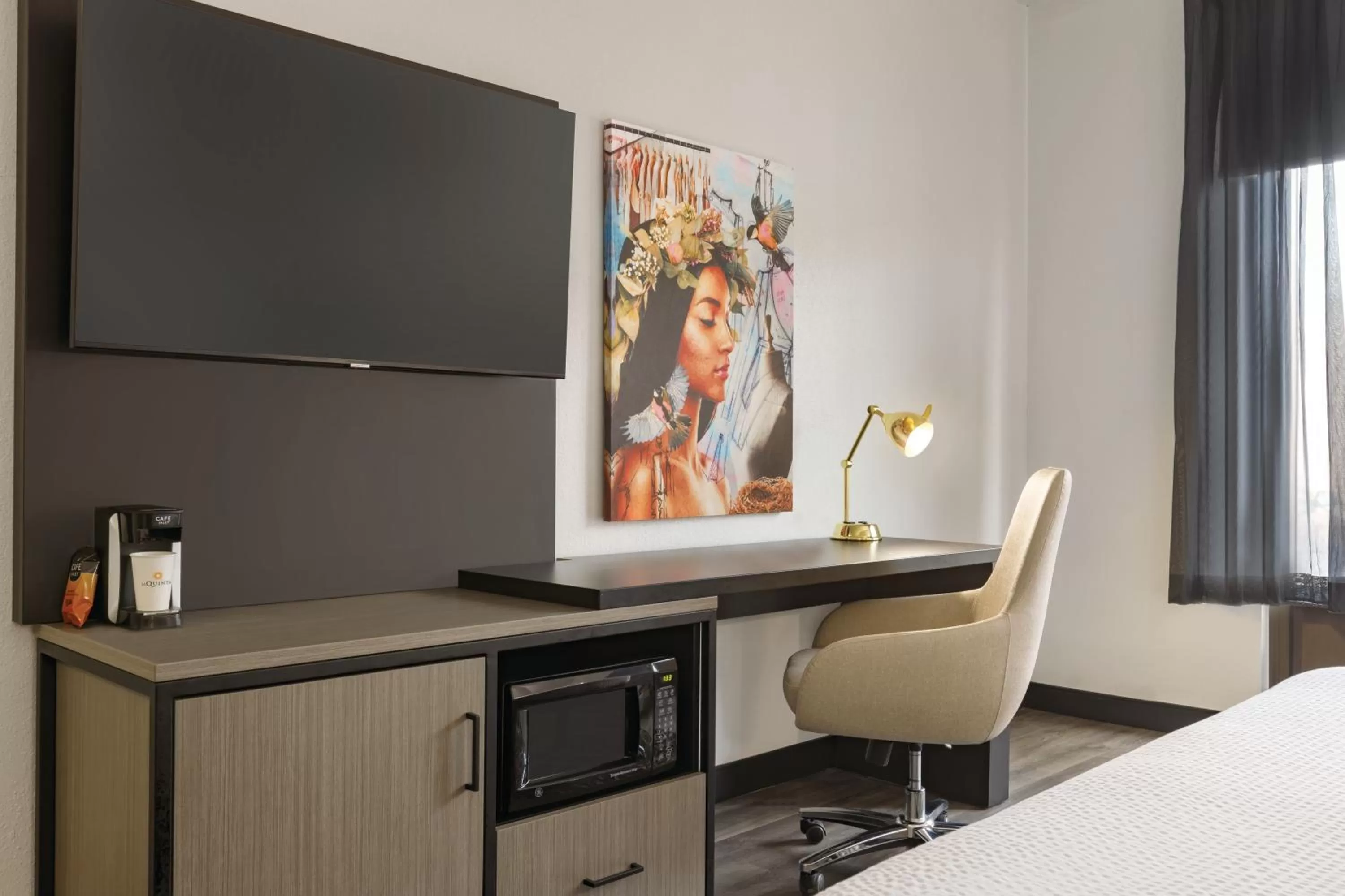 TV and multimedia in La Quinta inn & suites by Wyndham Dothan