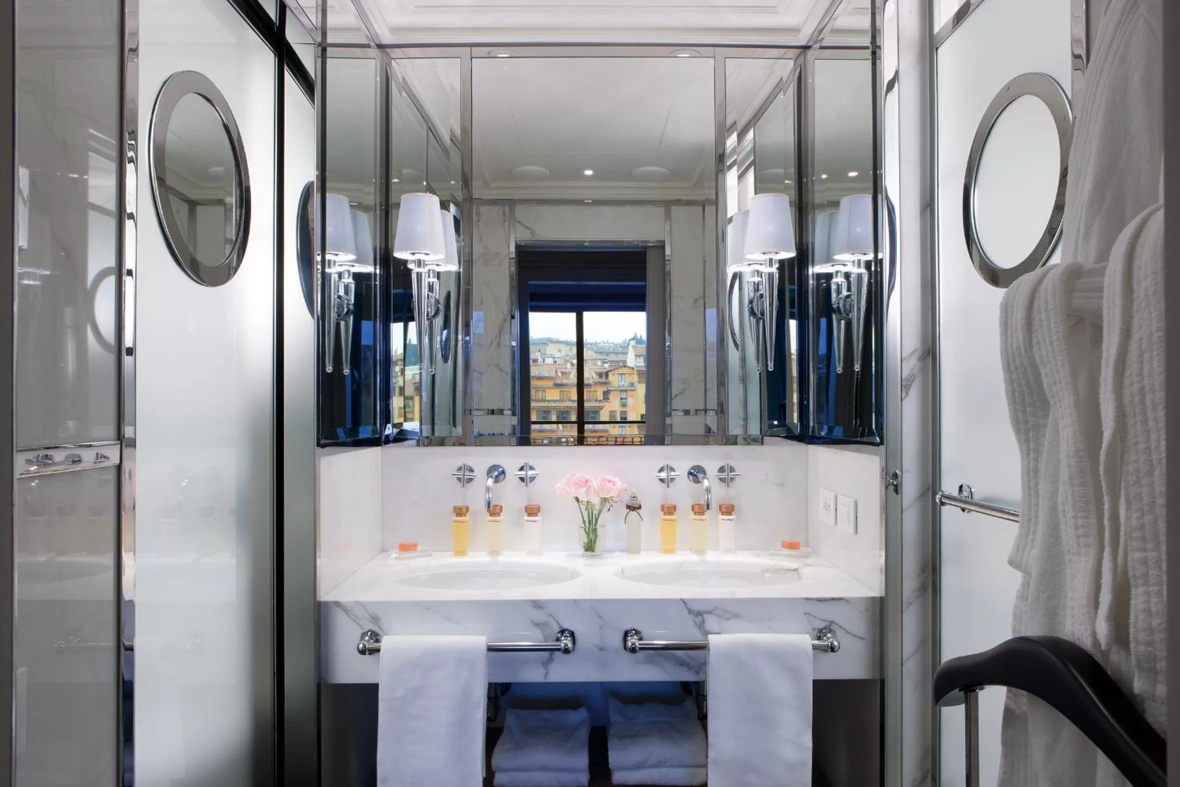 Bathroom in Portrait Firenze - Lungarno Collection