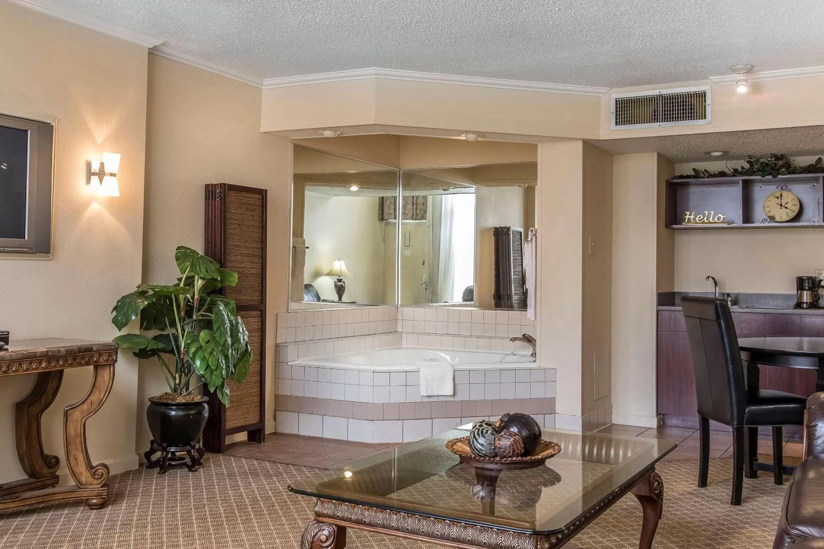 Photo of the whole room in Clarion Inn Morgan City