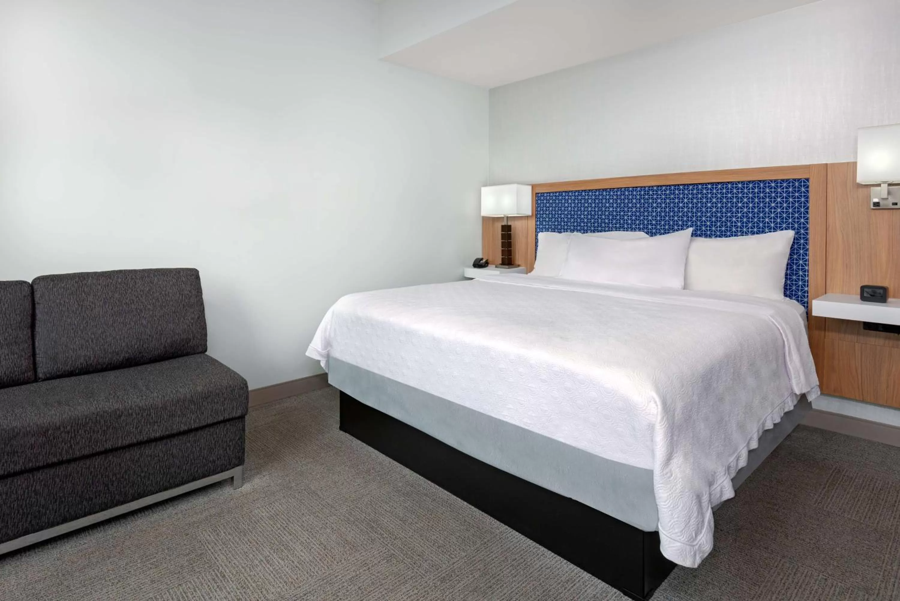 Living room, Bed in Hampton Inn Tampa Downtown Channel District