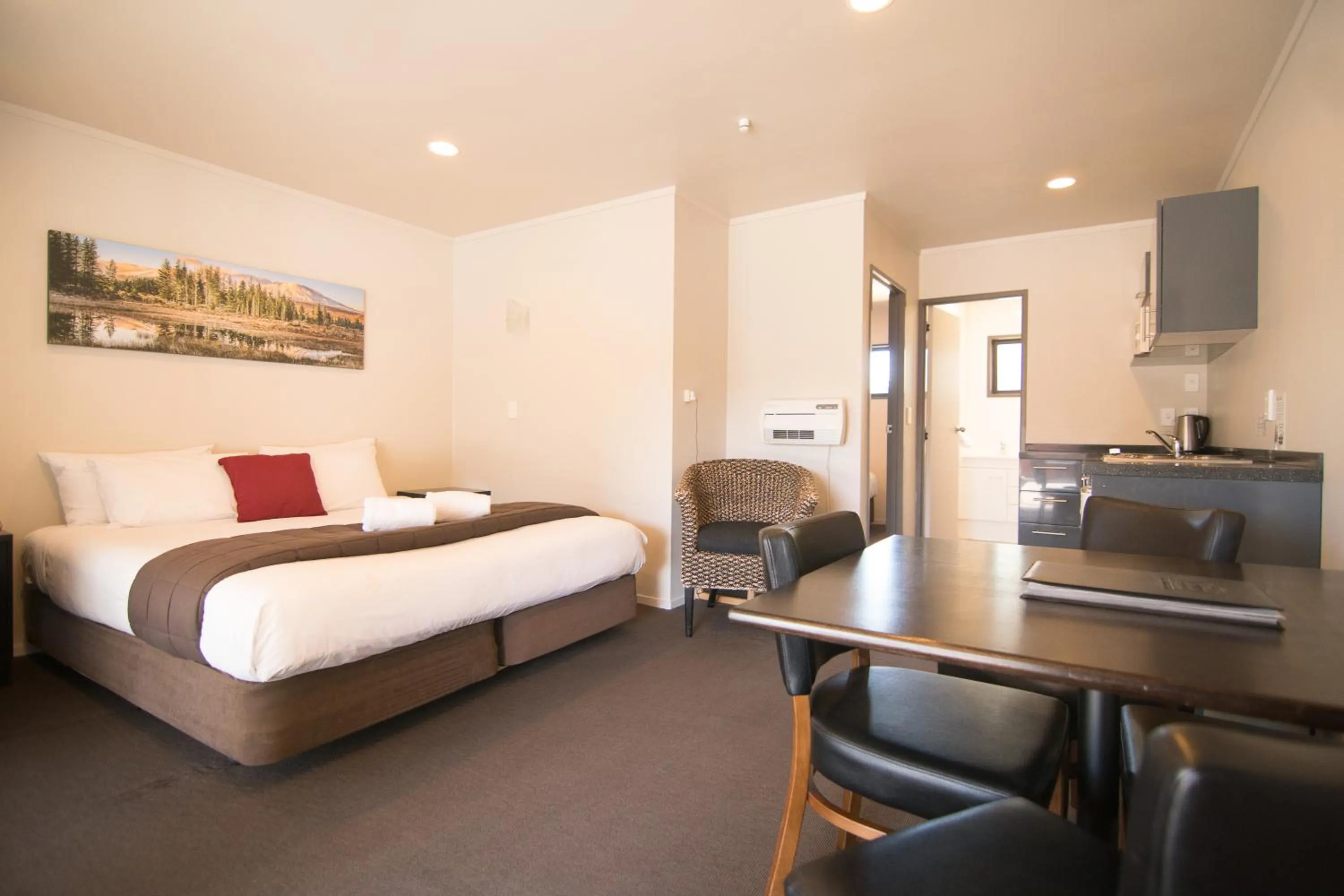 Photo of the whole room, Bed in Parklands Motorlodge & Holiday Park