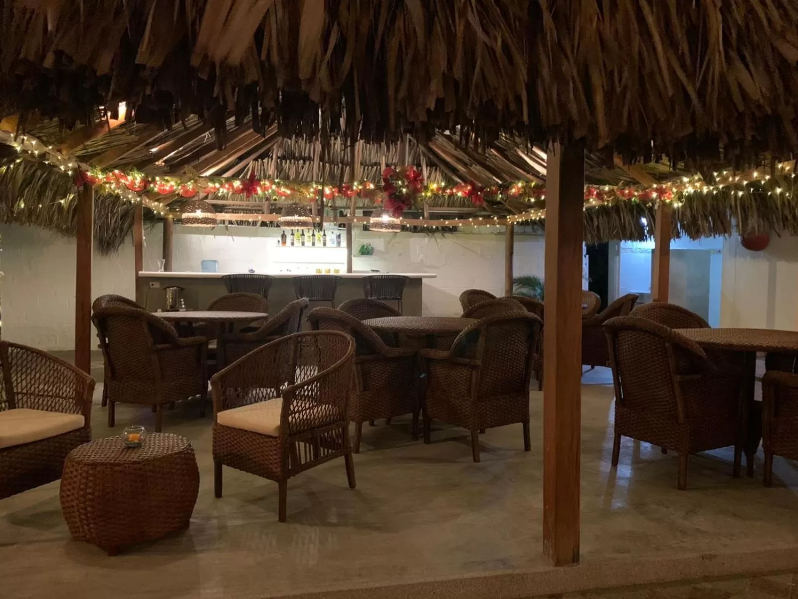 Restaurant/places to eat, Lounge/Bar in Najhomi Beach