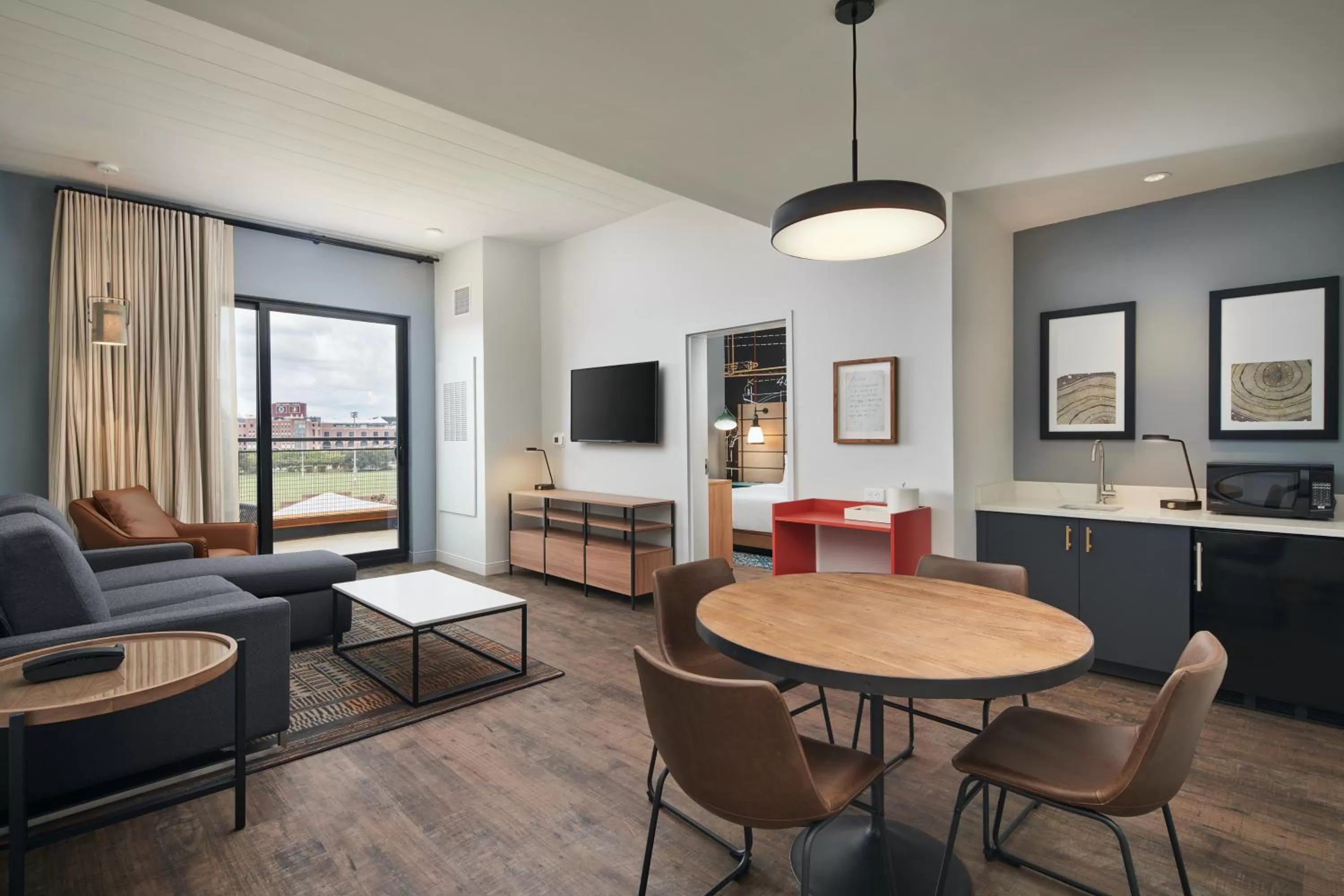 Communal lounge/ TV room in Hotel Indigo Tallahassee - Collegetown by IHG