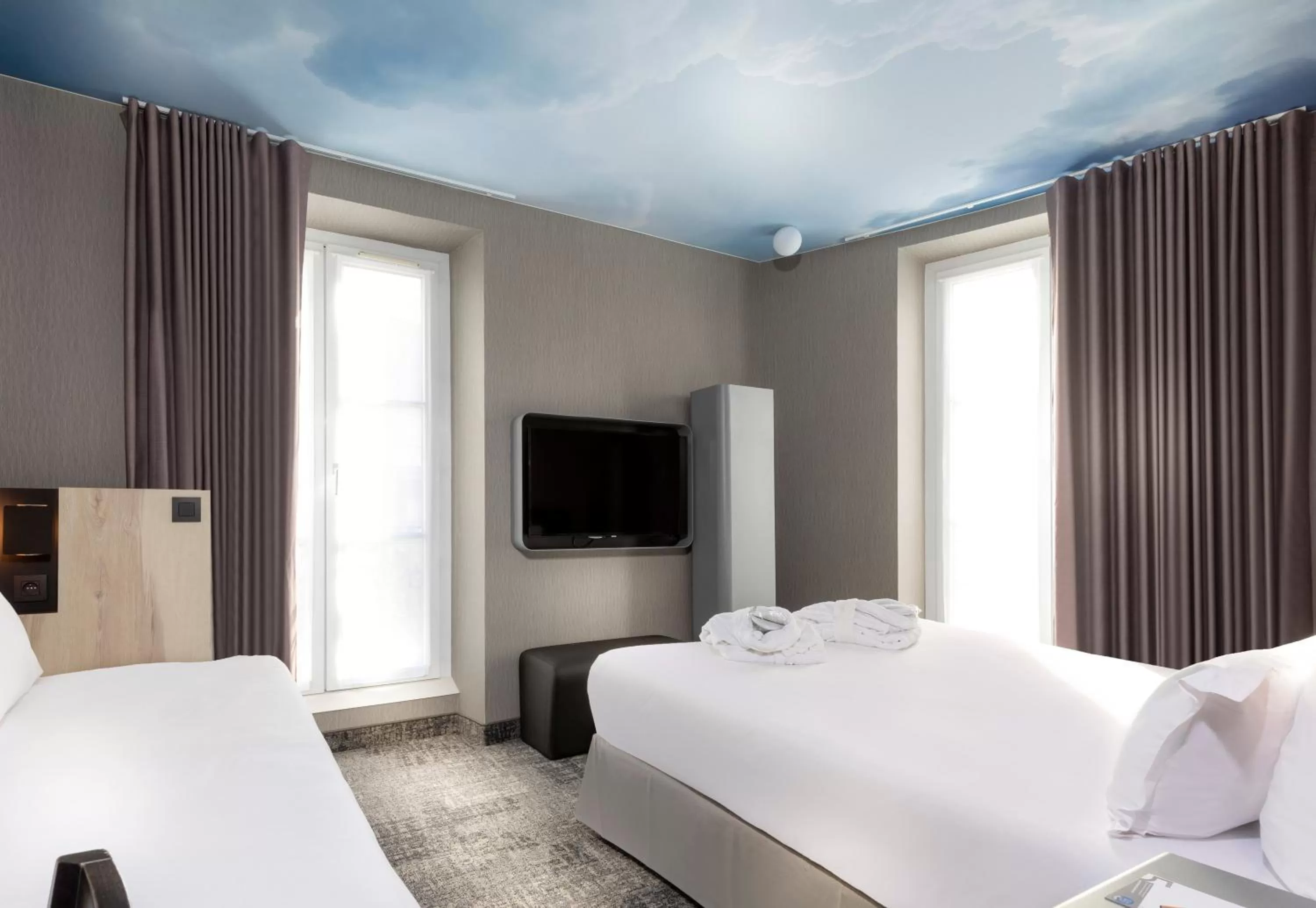 Property building, Bed in Libertel Montmartre Opéra