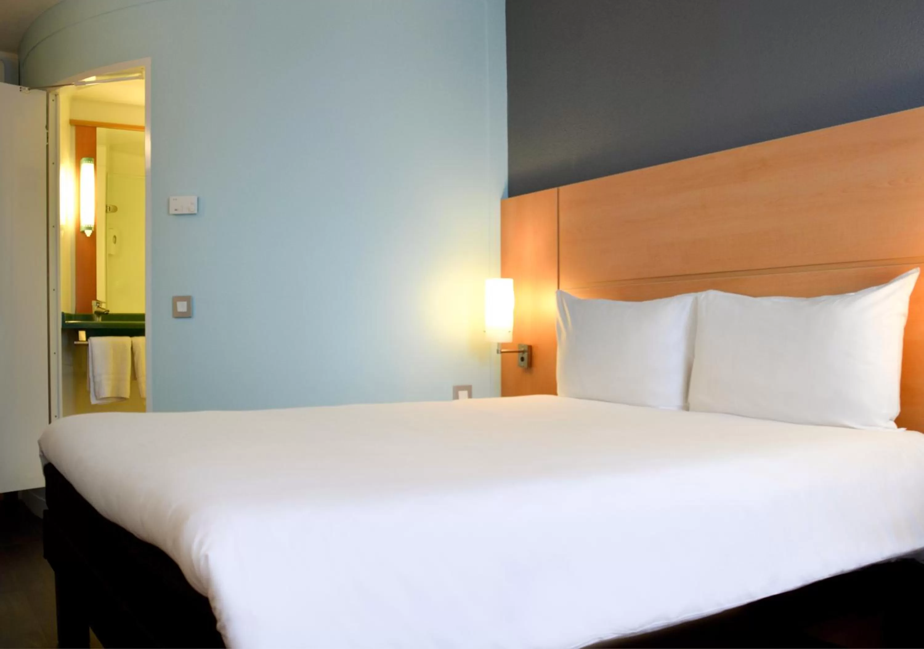 Bed in ibis Reading Centre