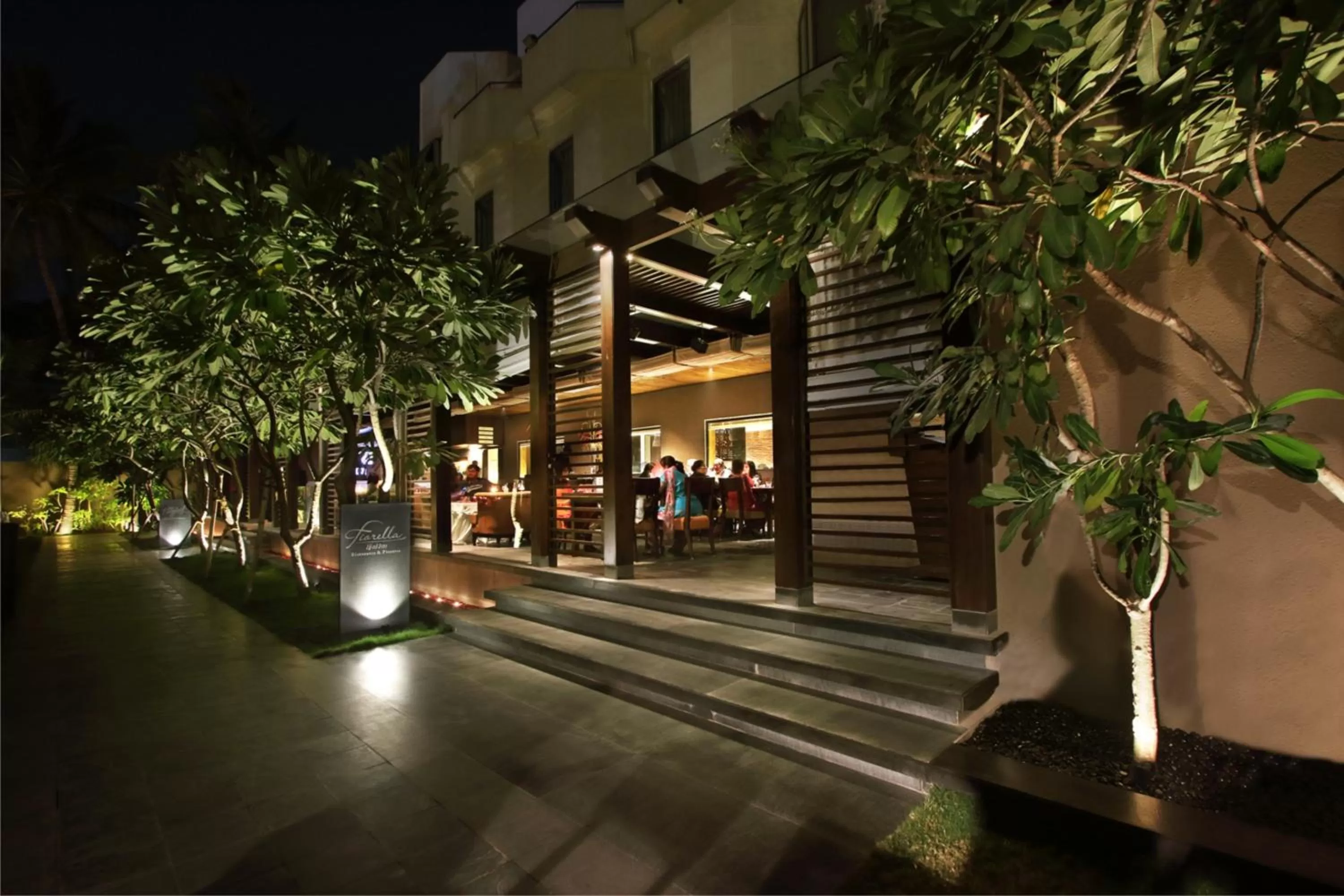 Restaurant/places to eat in Hotel Express Residency Vadodara