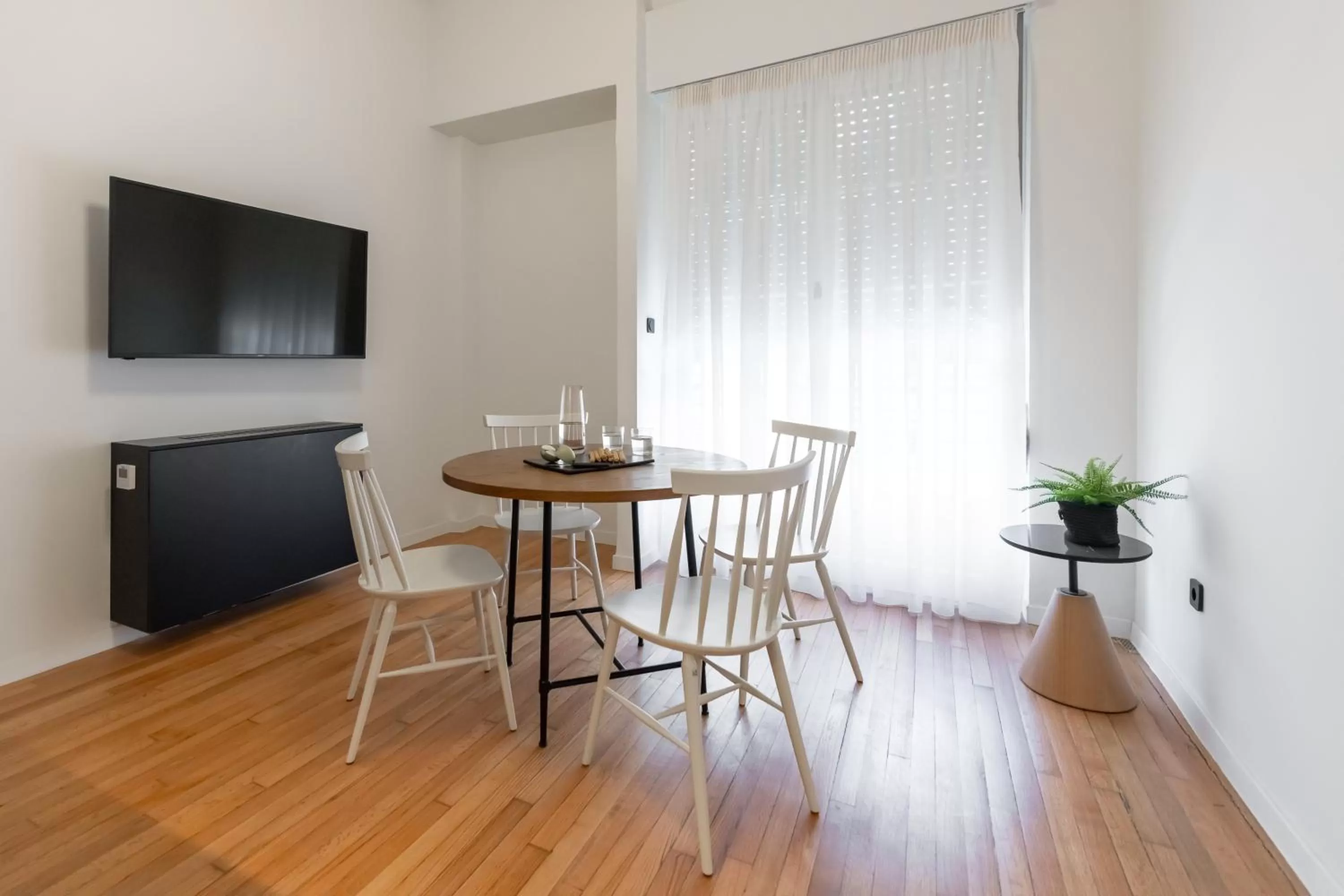 Dining area, TV/Entertainment Center in ZOIA The Met by UPSTREET