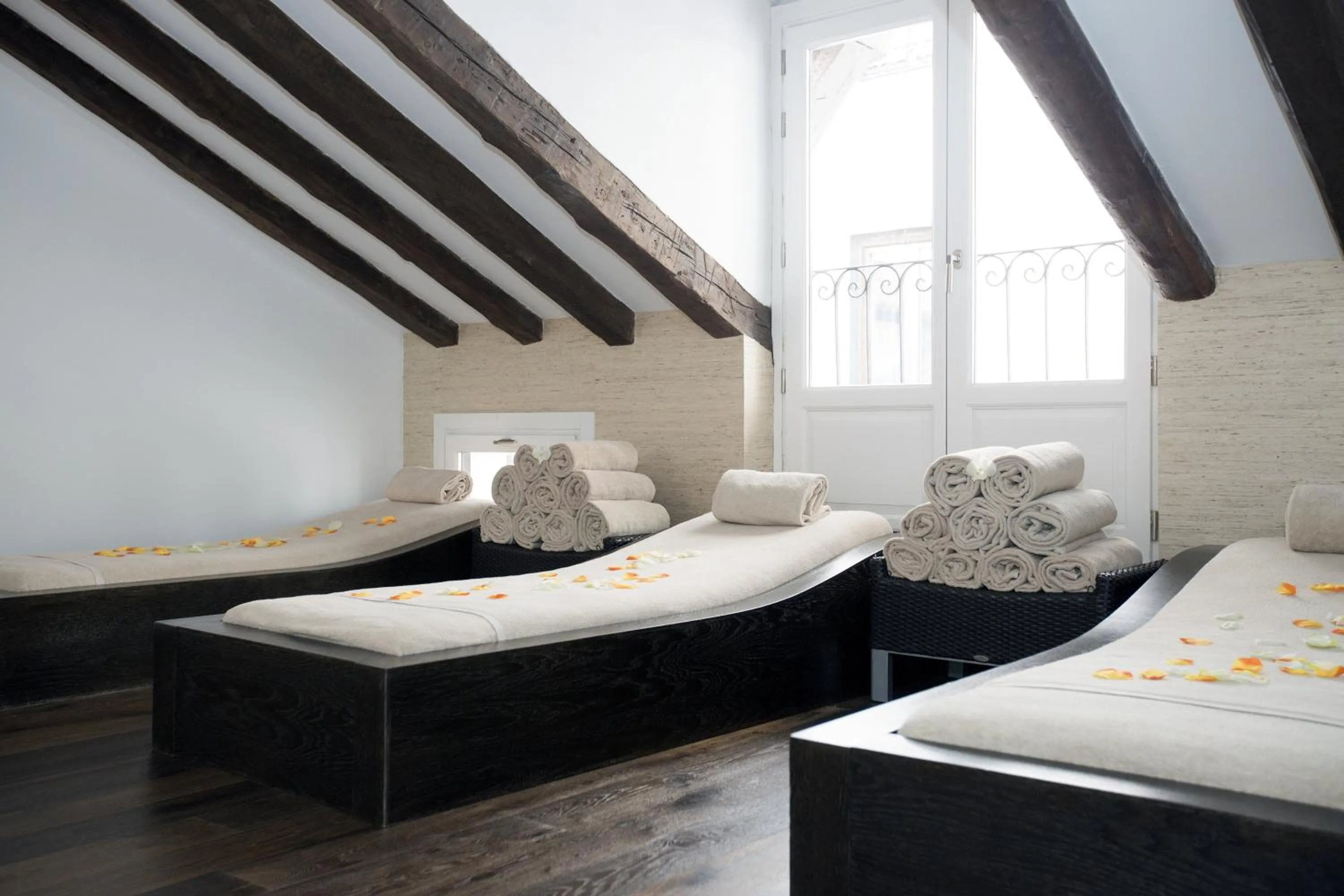 Spa and wellness centre/facilities, Bed in Hospes Puerta de Alcalá, a Member of Design Hotels