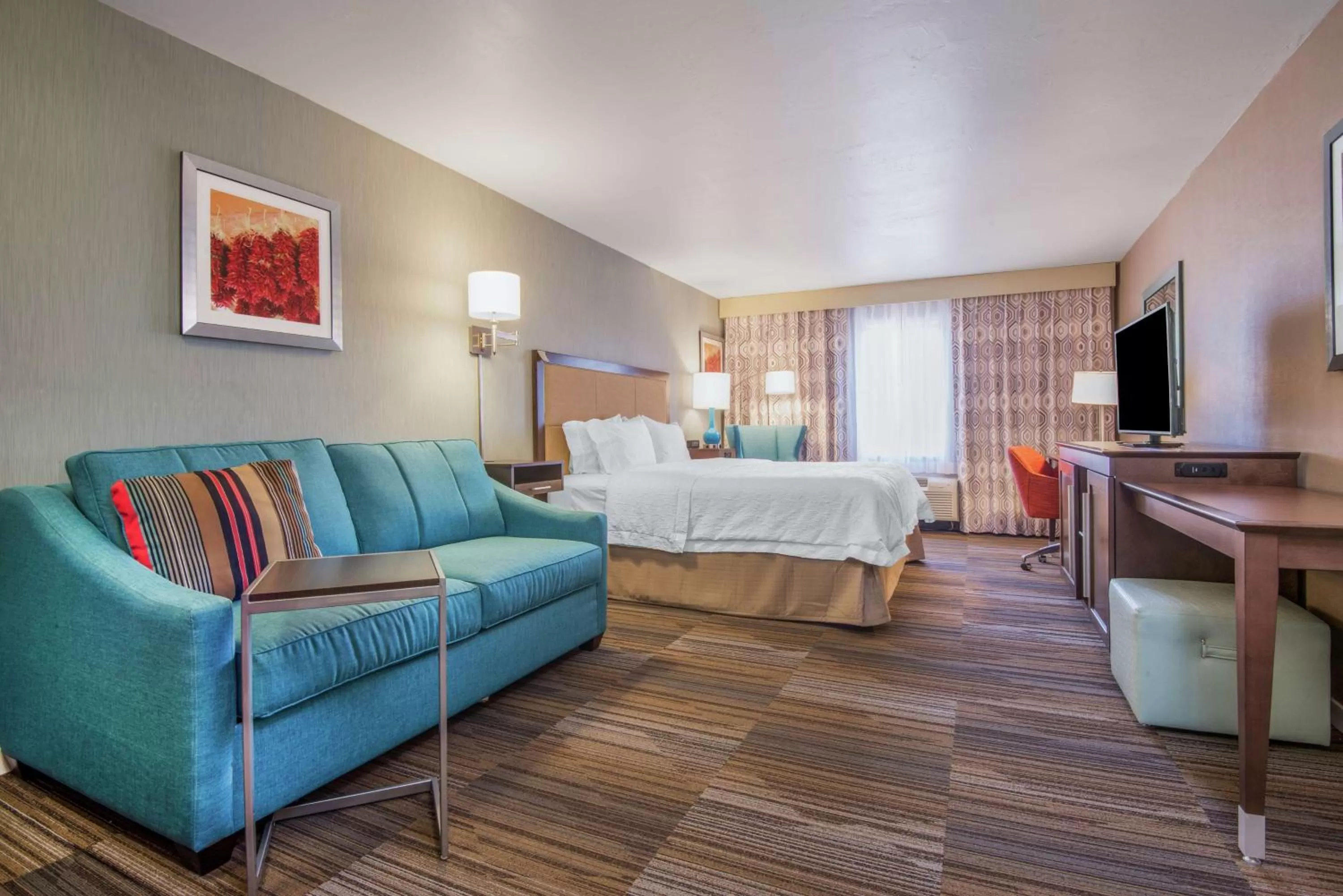 Living room, Bed in Hampton Inn & Suites Los Alamos