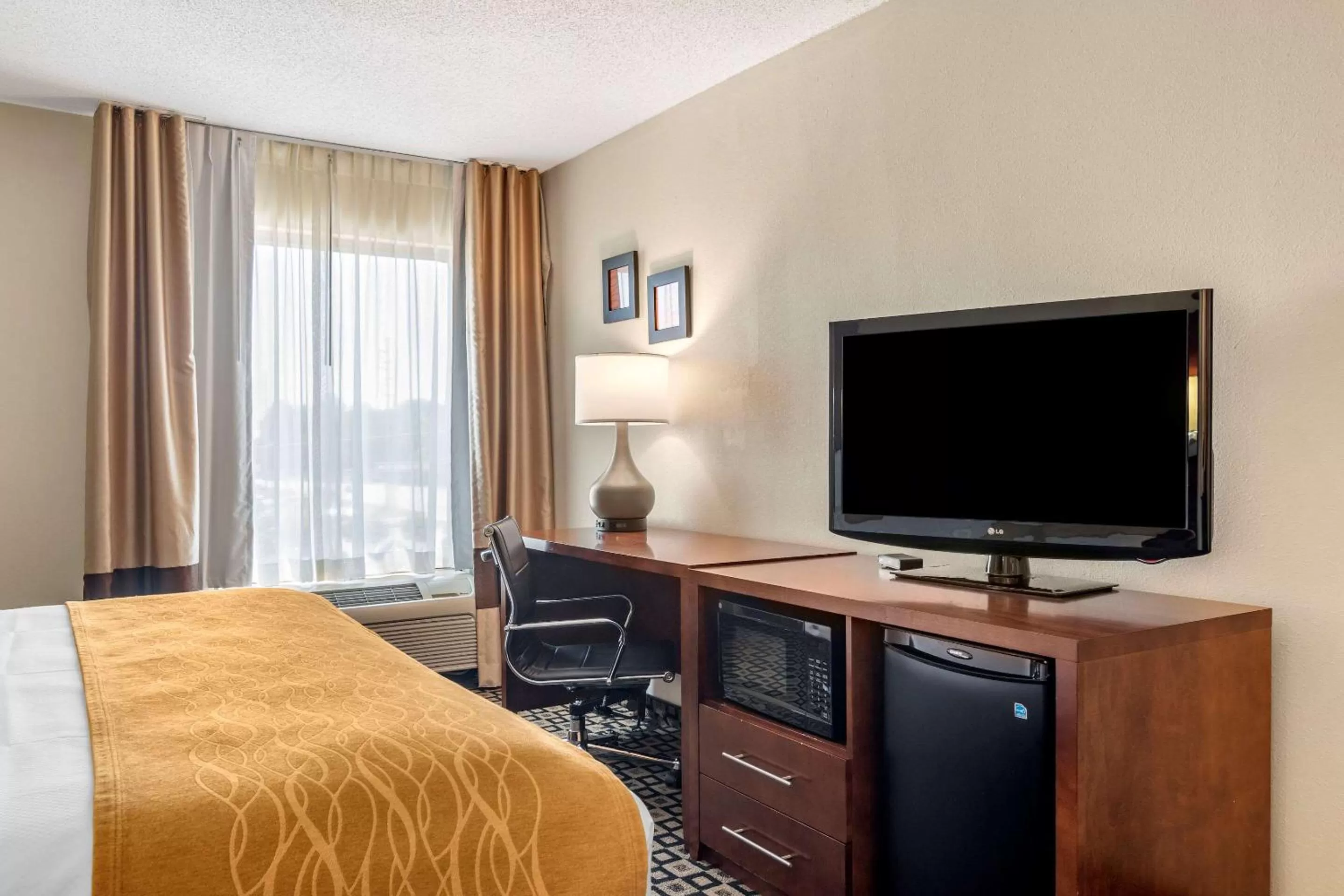 Photo of the whole room, Bed in Comfort Inn & Suites Athens North