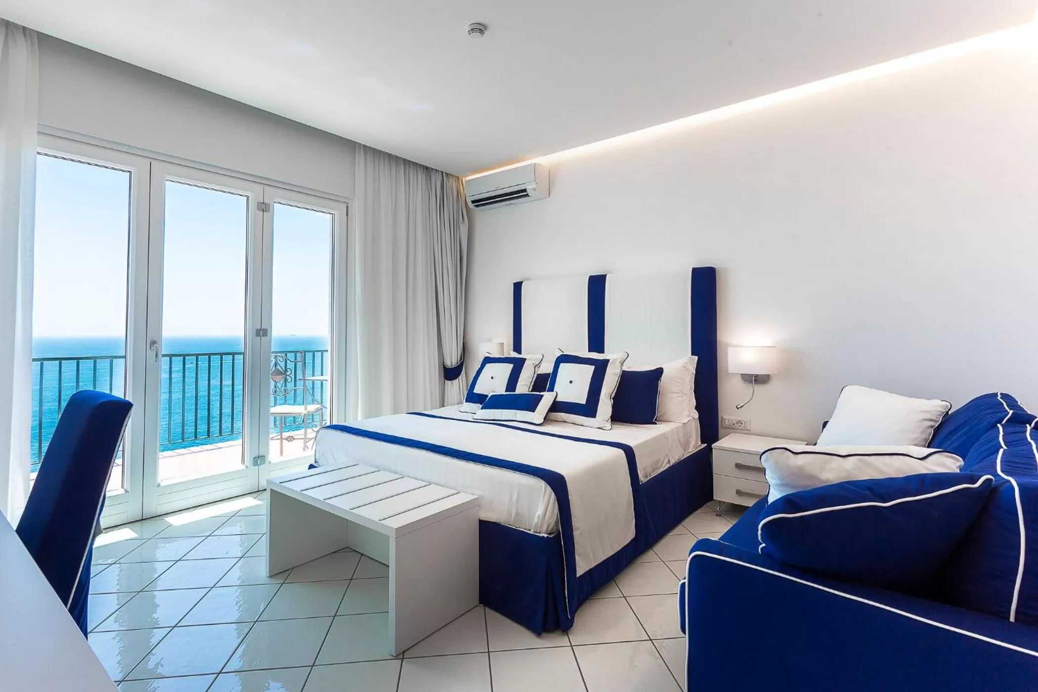 Photo of the whole room, Bed in Hotel Bristol