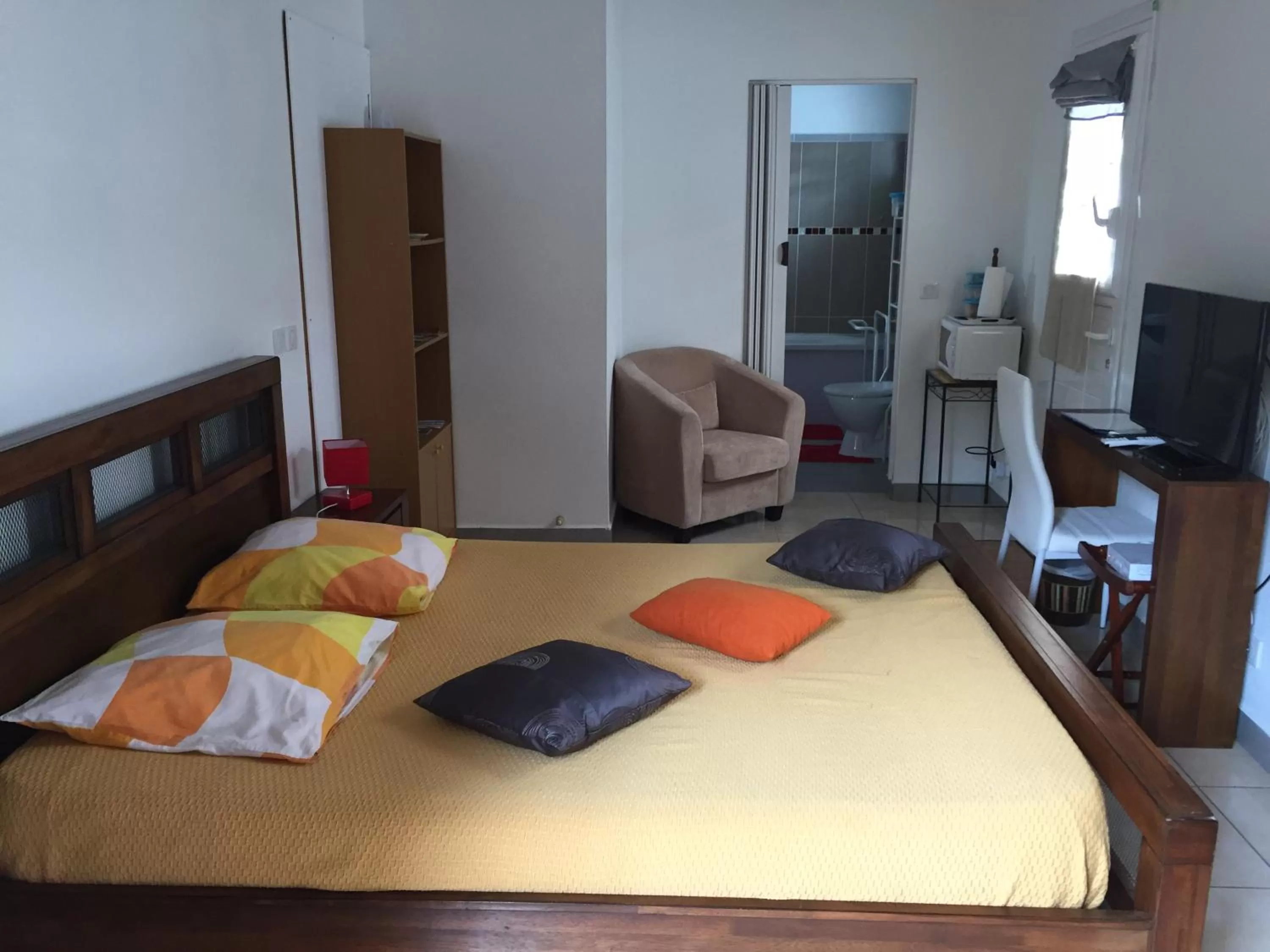 Photo of the whole room, Bed in Le Saint Georges