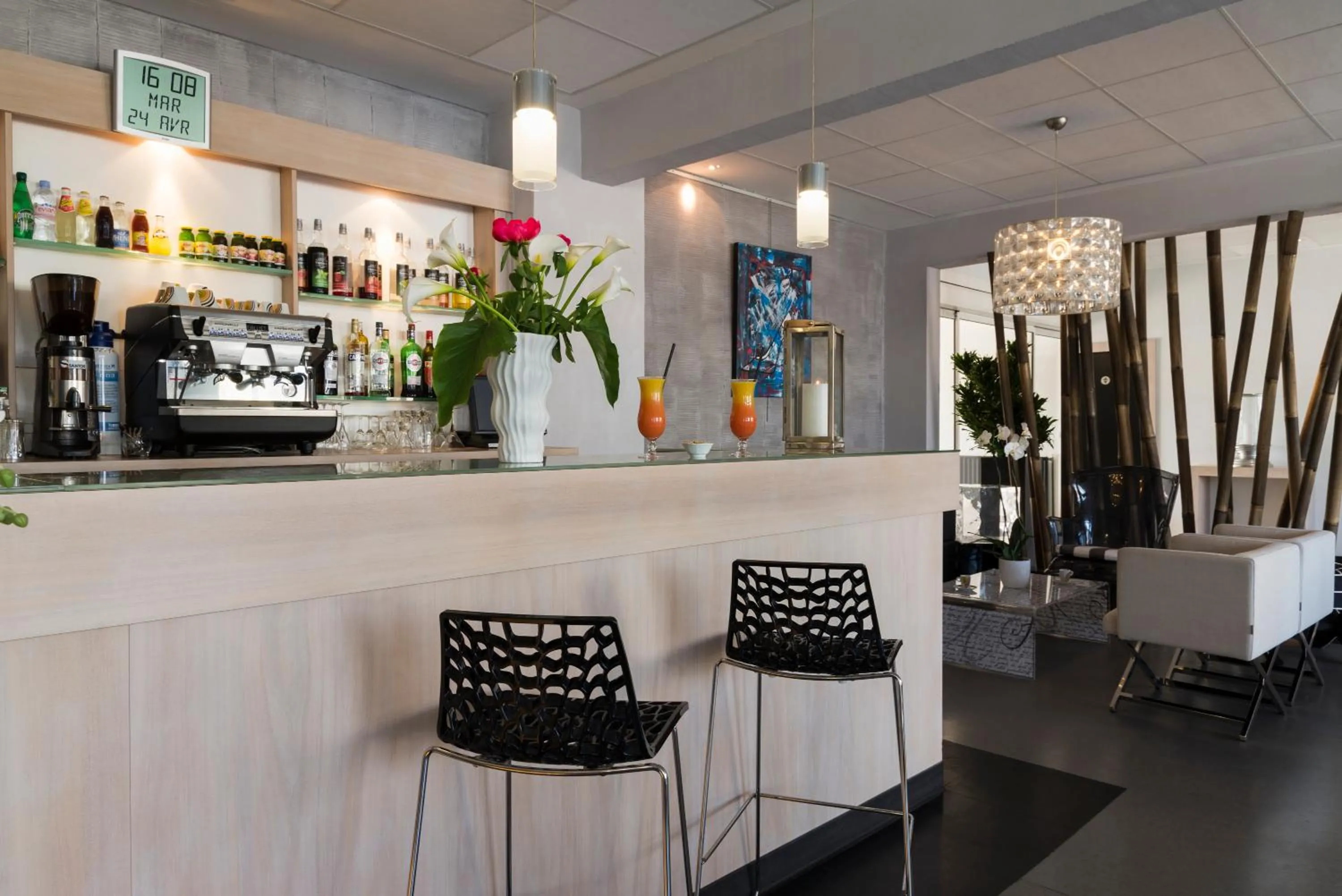 Lounge or bar in The Originals Boutique, Hôtel Neptune, Montpellier Sud