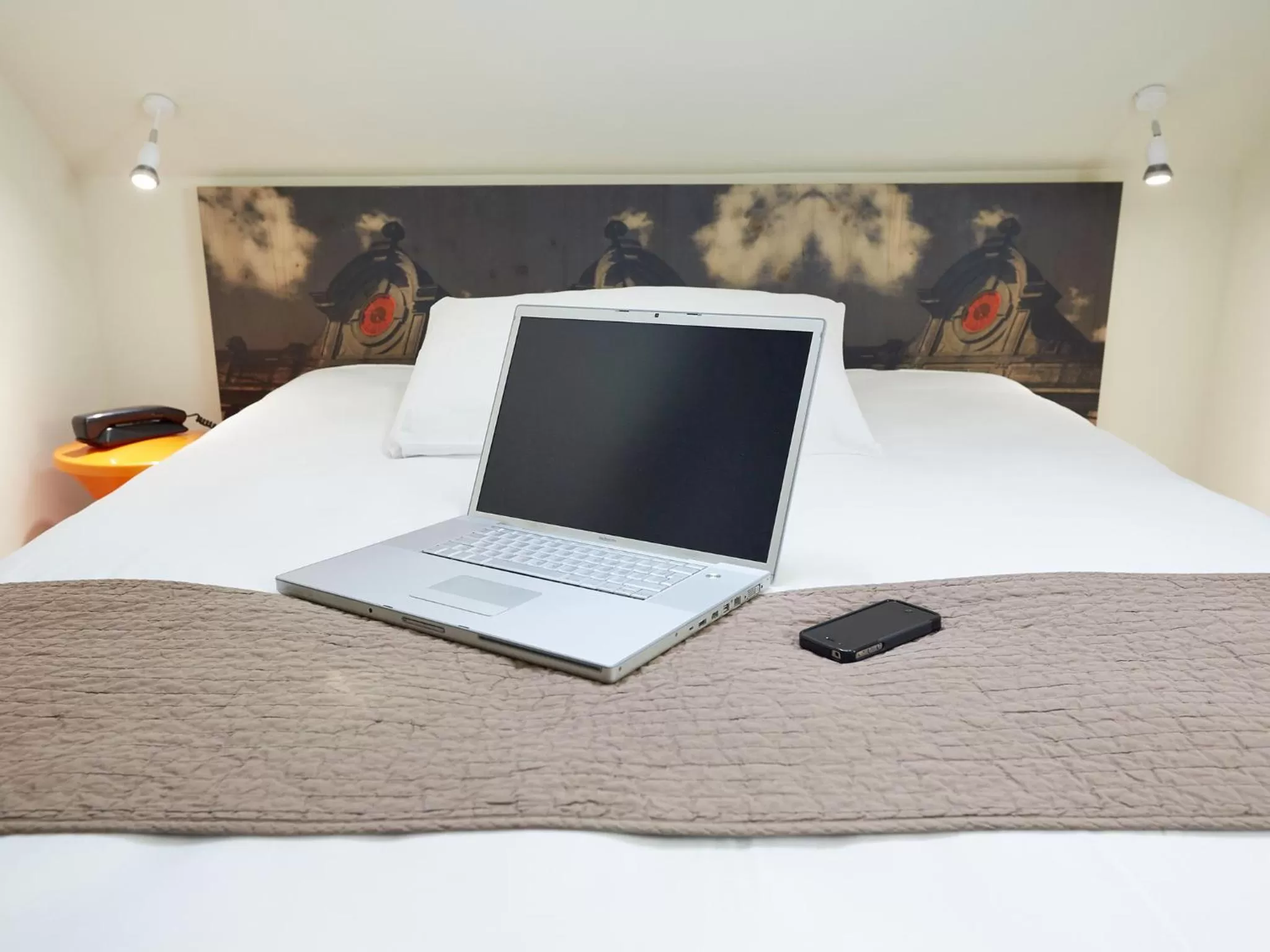 Bed, TV/Entertainment Center in Kyriad Nantes Centre Graslin