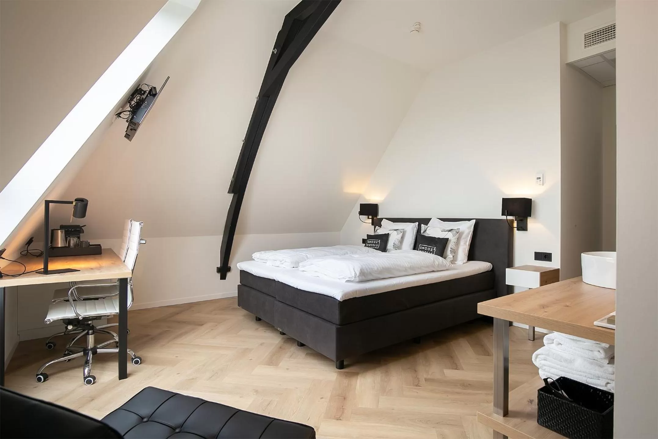 Bed in Snoozz Hotels Bolsward Boutique hotel zonder receptie met digitale sleutel