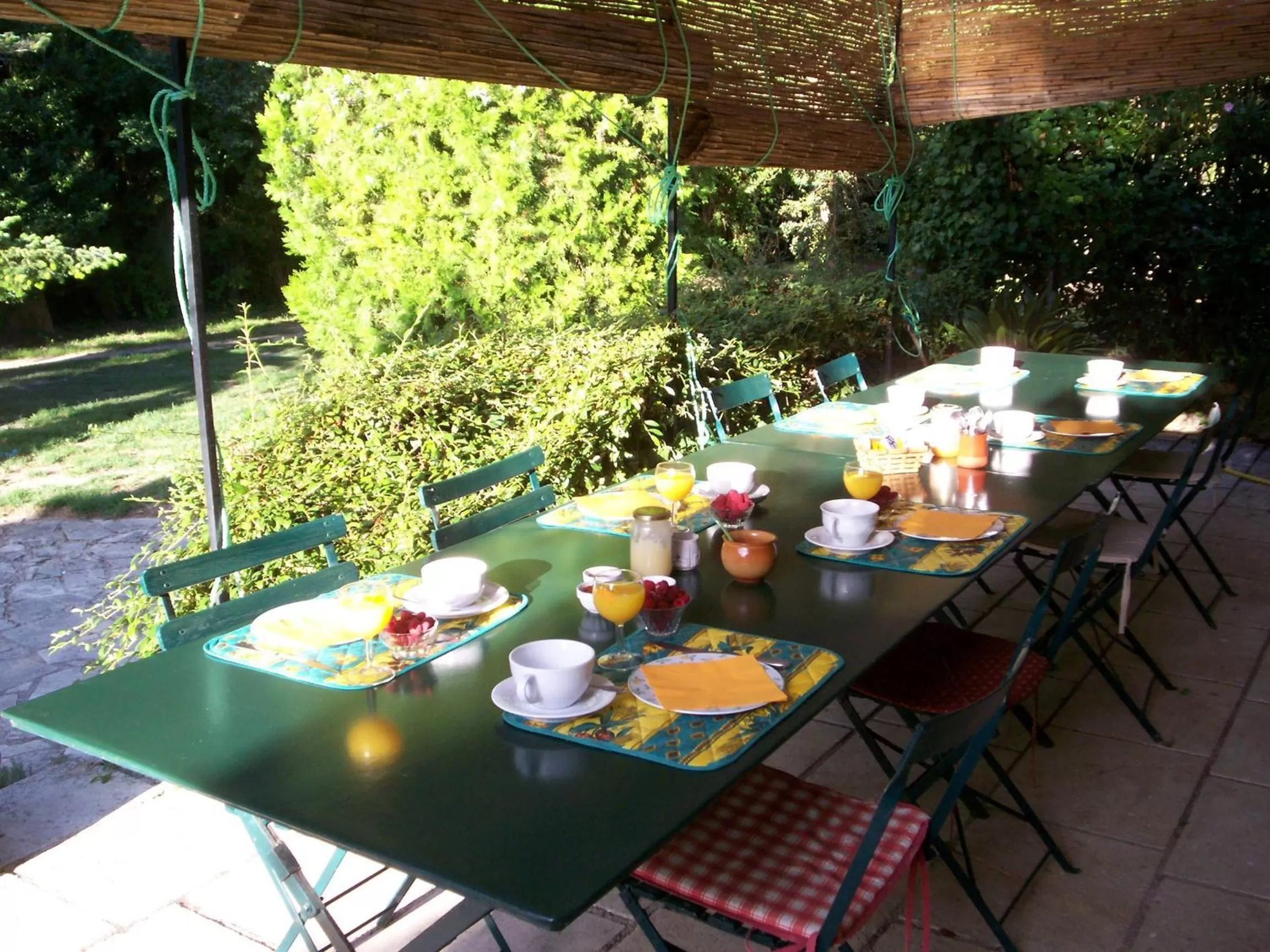 Patio in Mas Grimaud - Gîte- Studio et chambres d'hôtes familiales