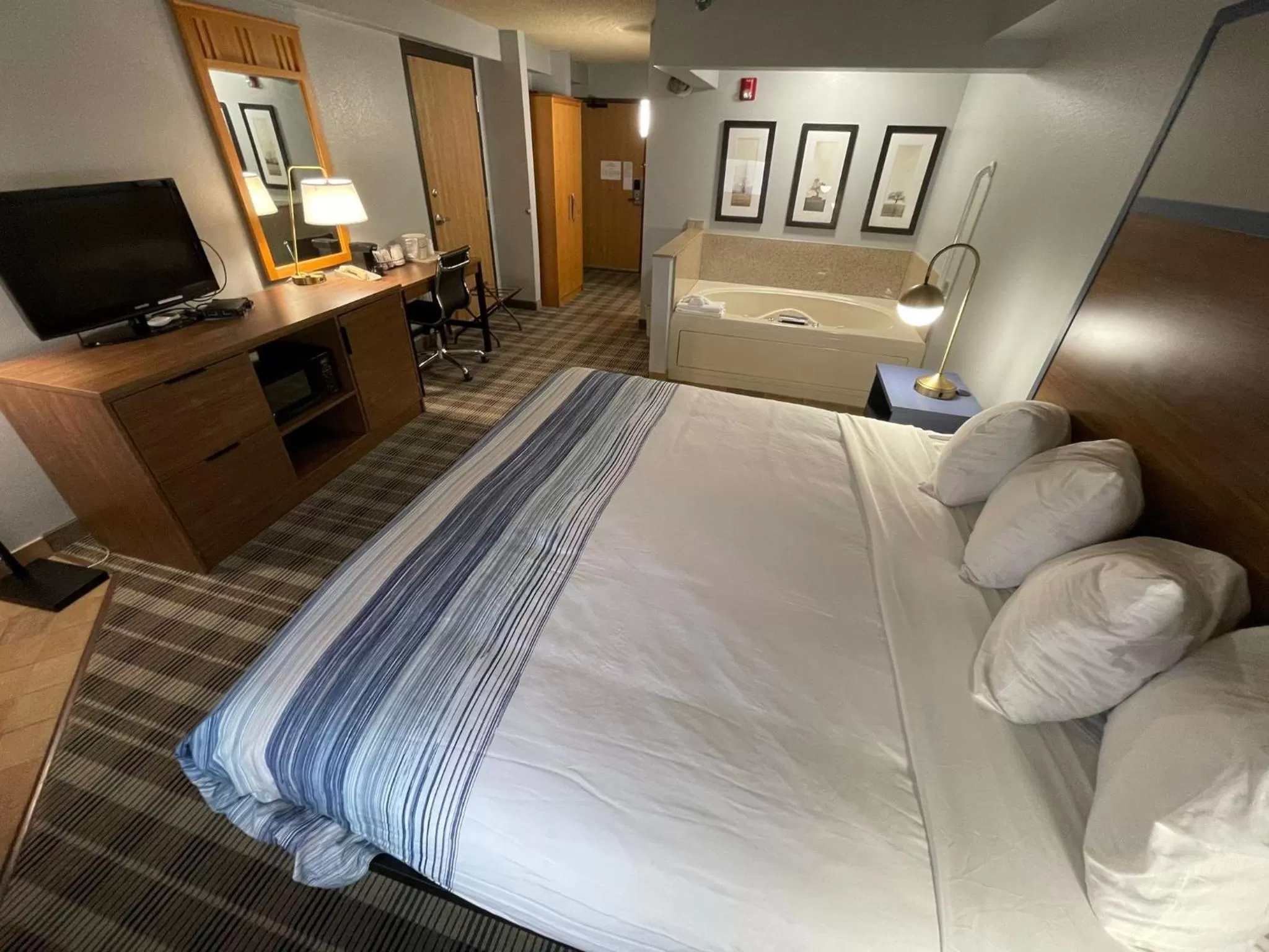 Photo of the whole room, Bed in AmericInn by Wyndham Sayre