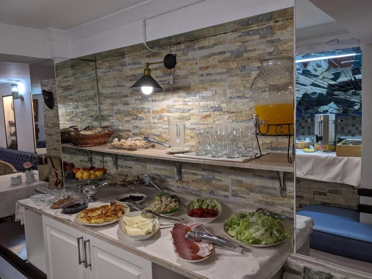 Food and drinks in Hotel Elegant Garden