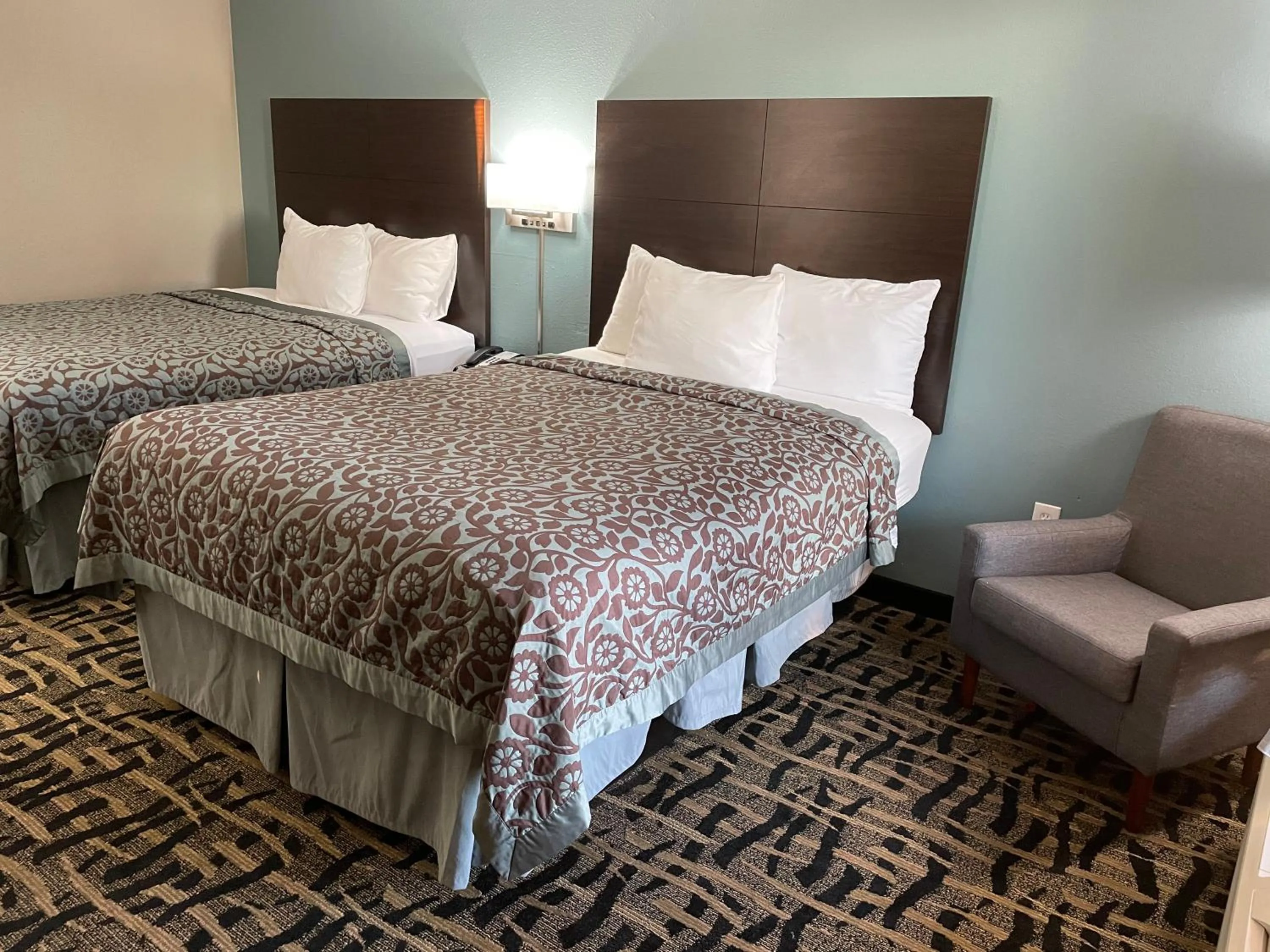 Bed in Days Inn & Suites by Wyndham Collierville Germantown Area