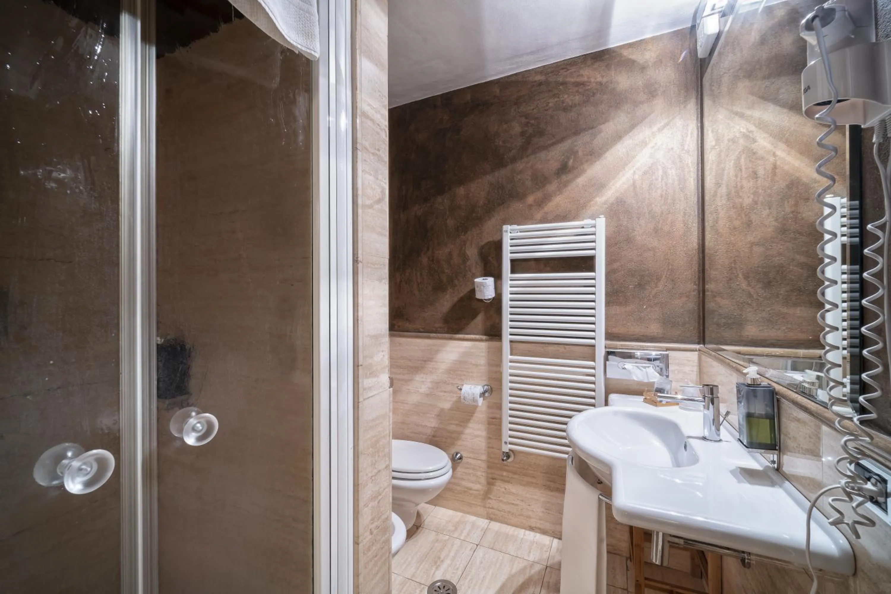 Shower in Solo Experience Hotel