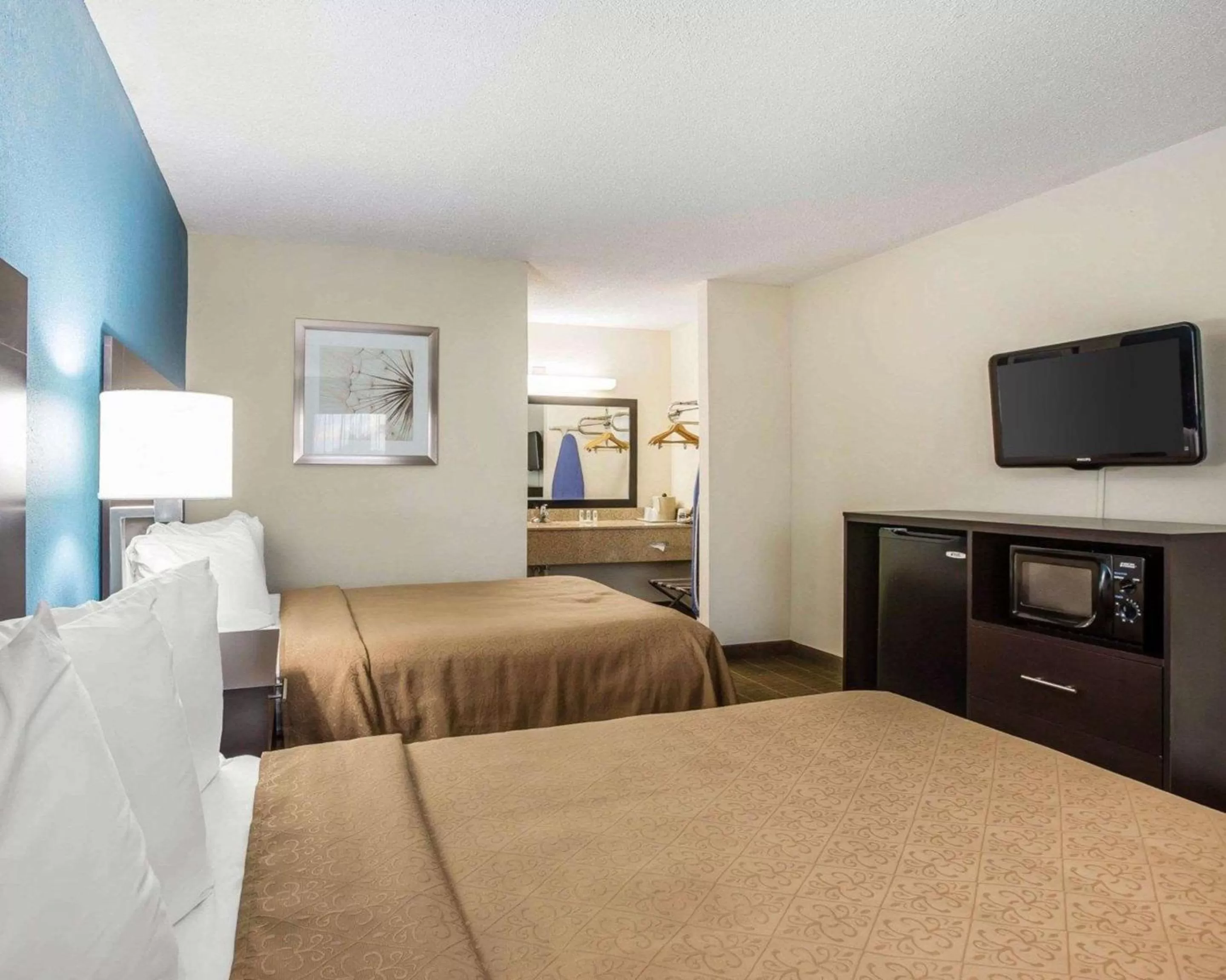 Photo of the whole room, Bed in Quality Inn Macon West