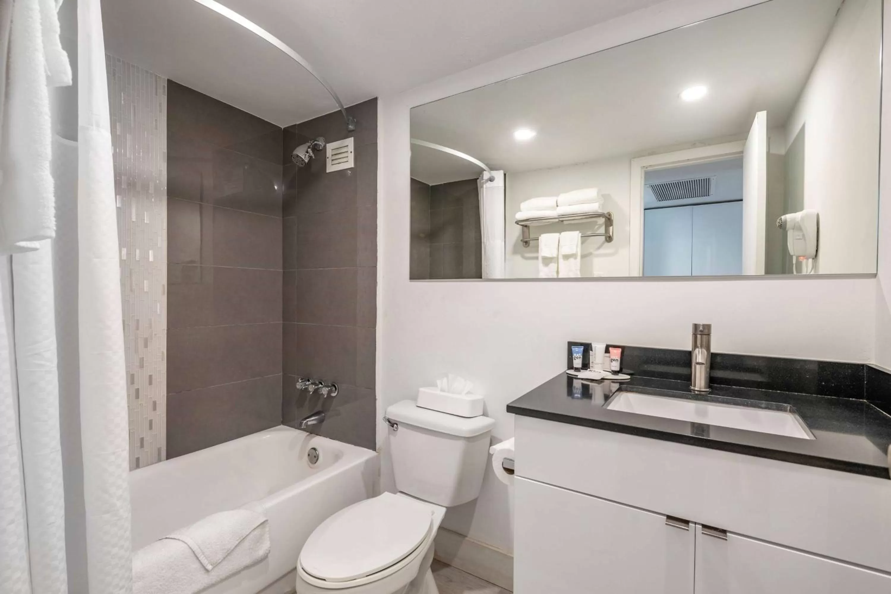 TV and multimedia in Ramada Plaza by Wyndham Marco Polo Beach Resort