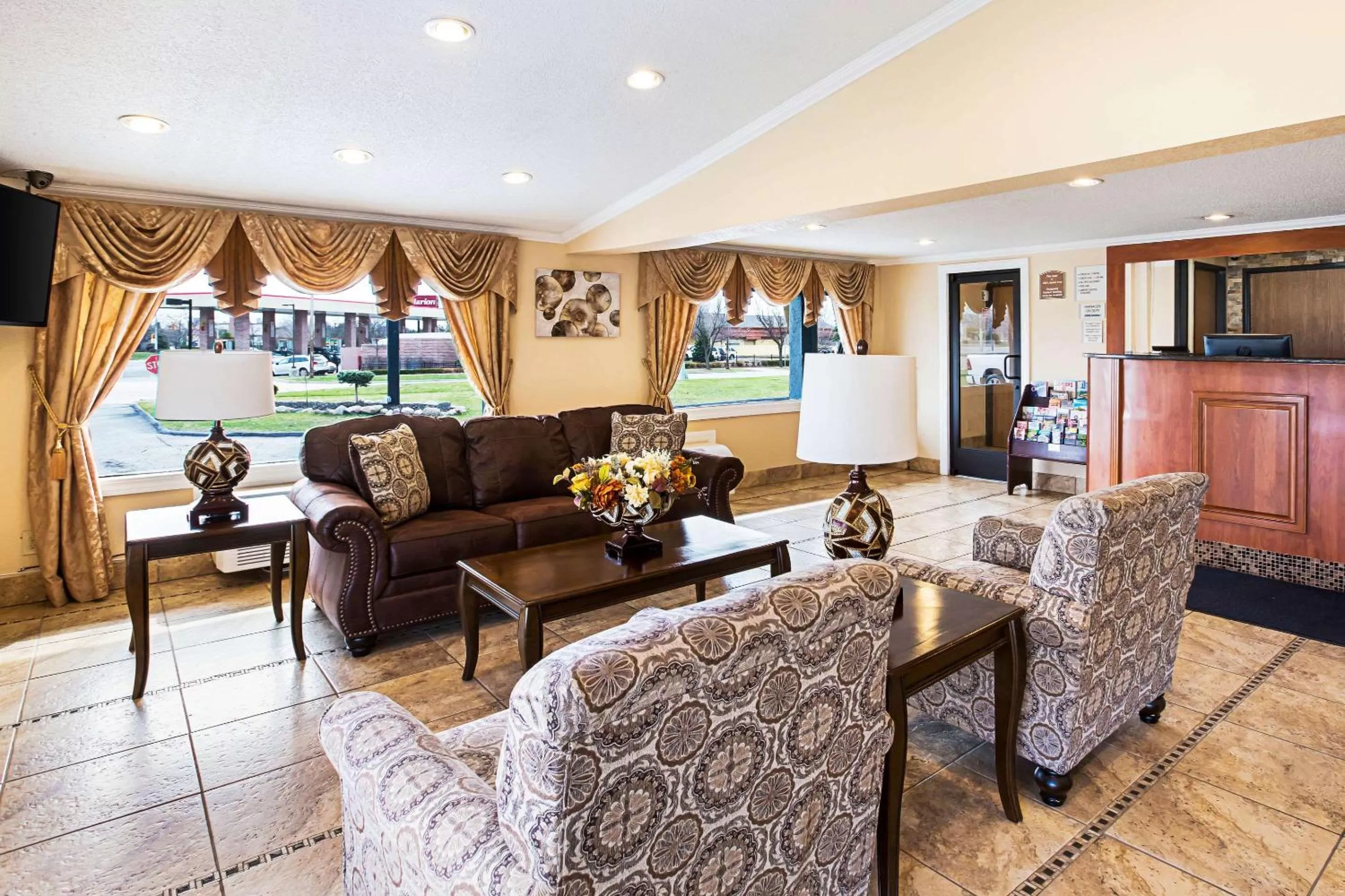 Lobby or reception, Seating Area in Rodeway Inn Metro Airport