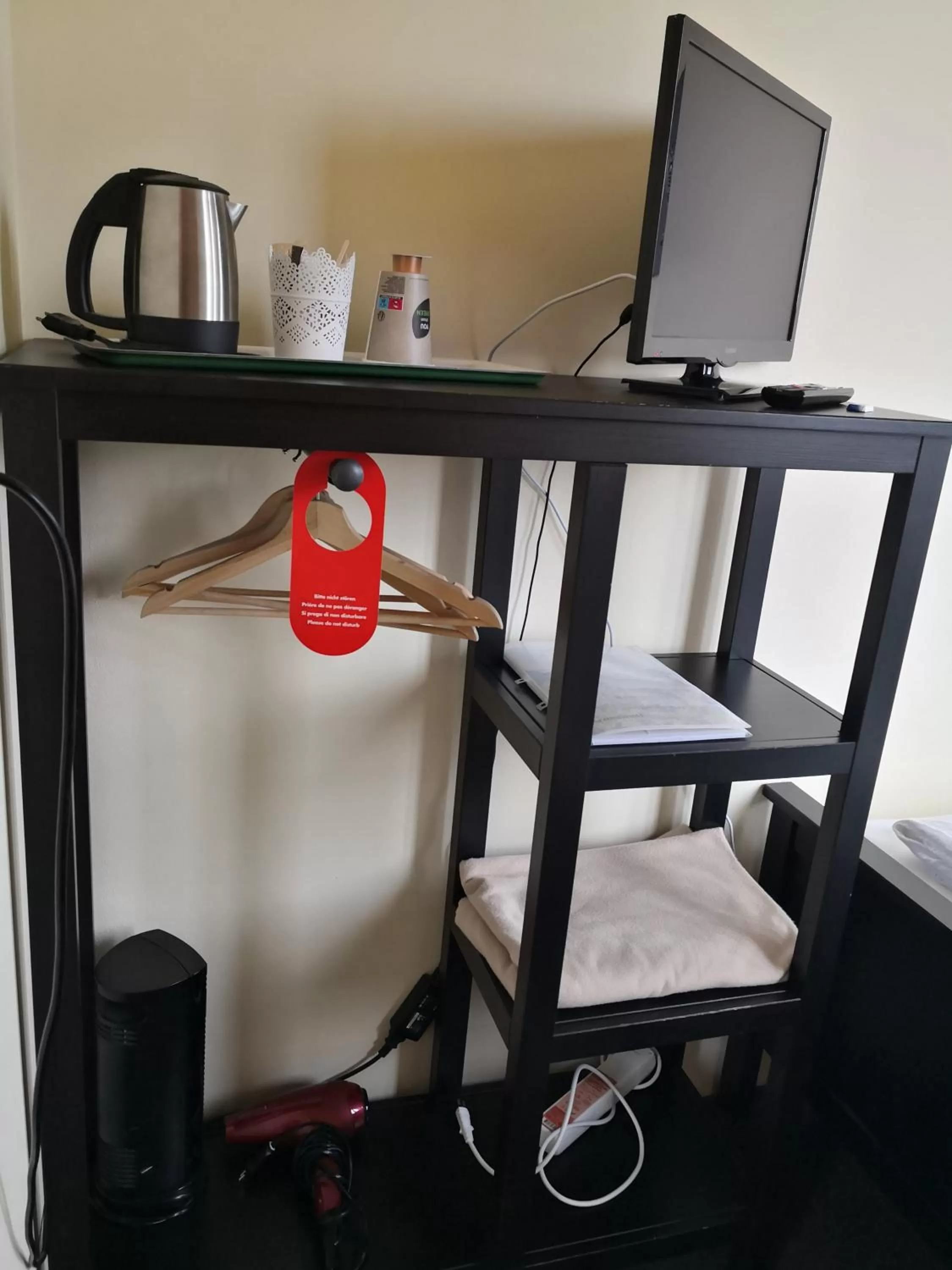 Coffee/tea facilities, Bed in Alpenrose Hotel and Gardens