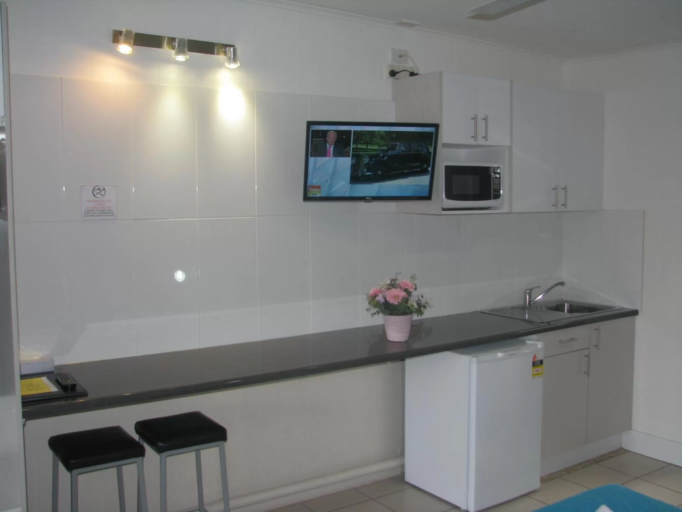 Kitchen or kitchenette in Charm City Motel