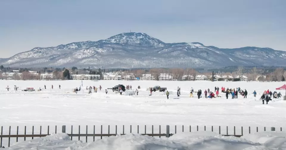 Property building, Winter in À Amour et Amitié