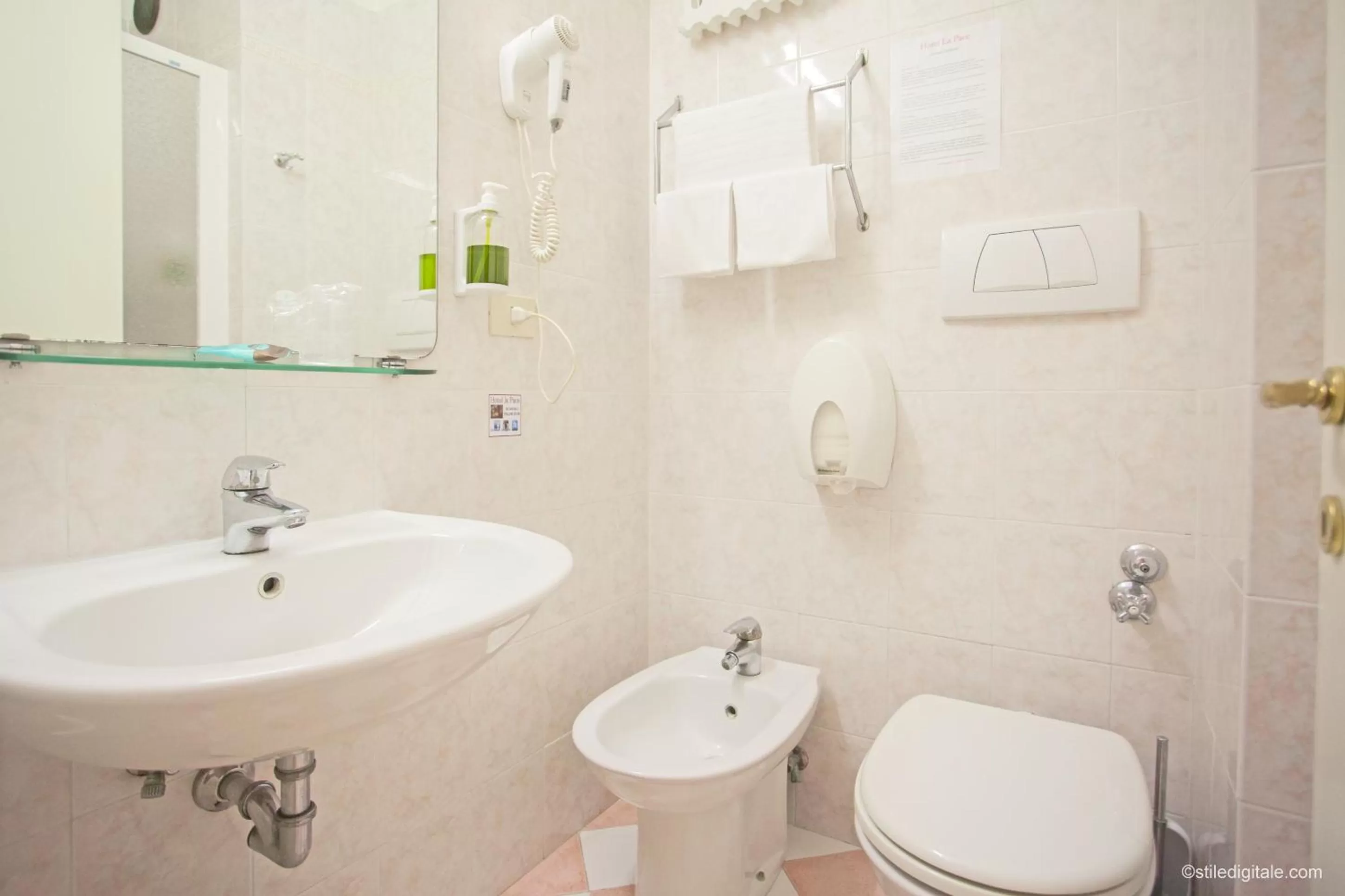 Toilet in Hotel La Pace