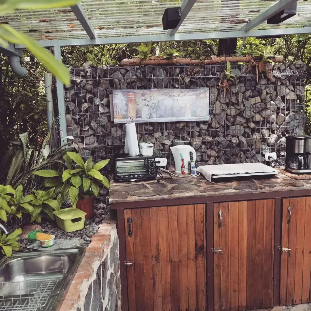 Kitchen/Kitchenette in El Mirador Glamping & Apartments & Woodhouse & Swimingpool