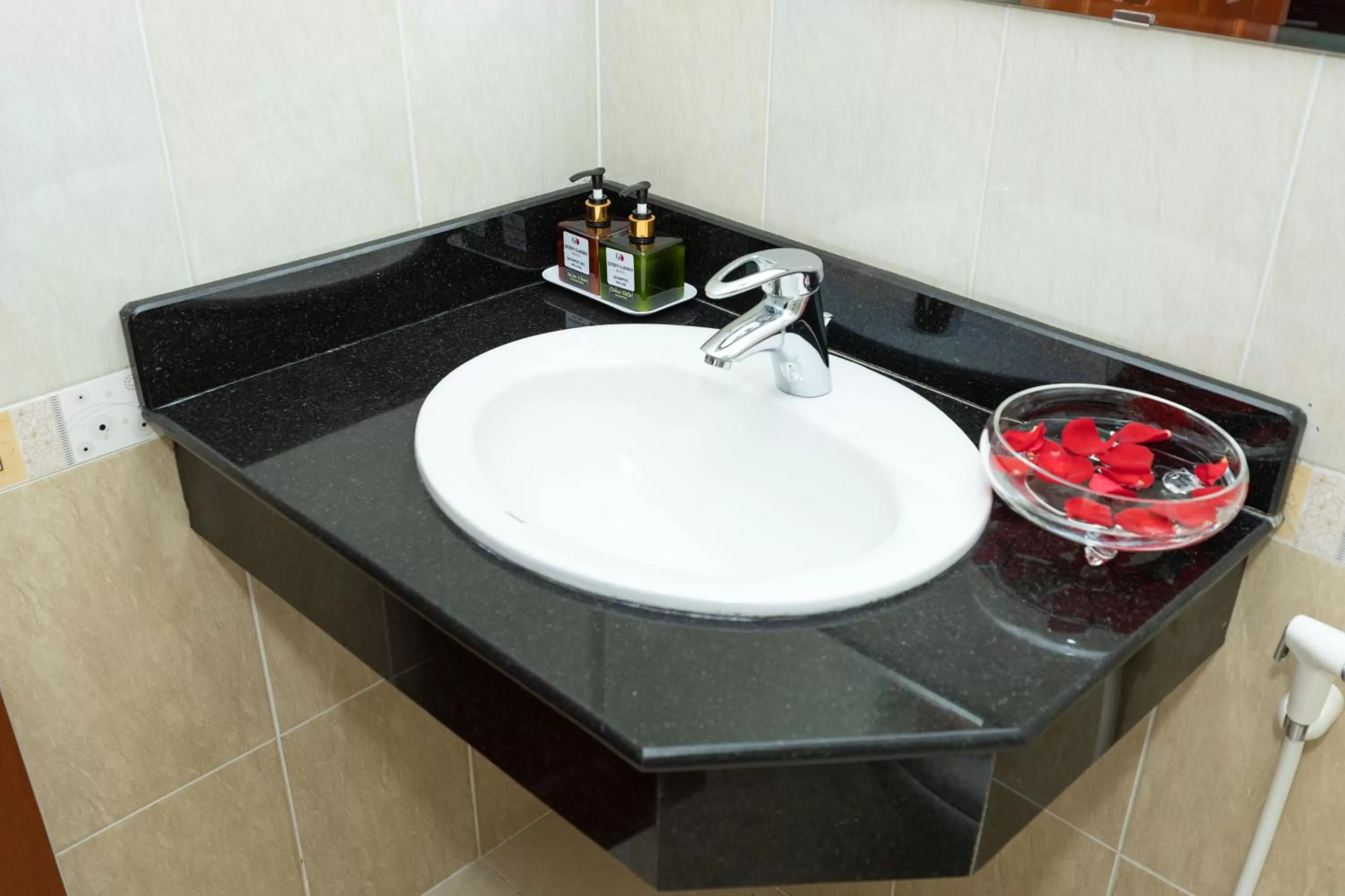 Shower in Queen Garden Hotel & Apartment