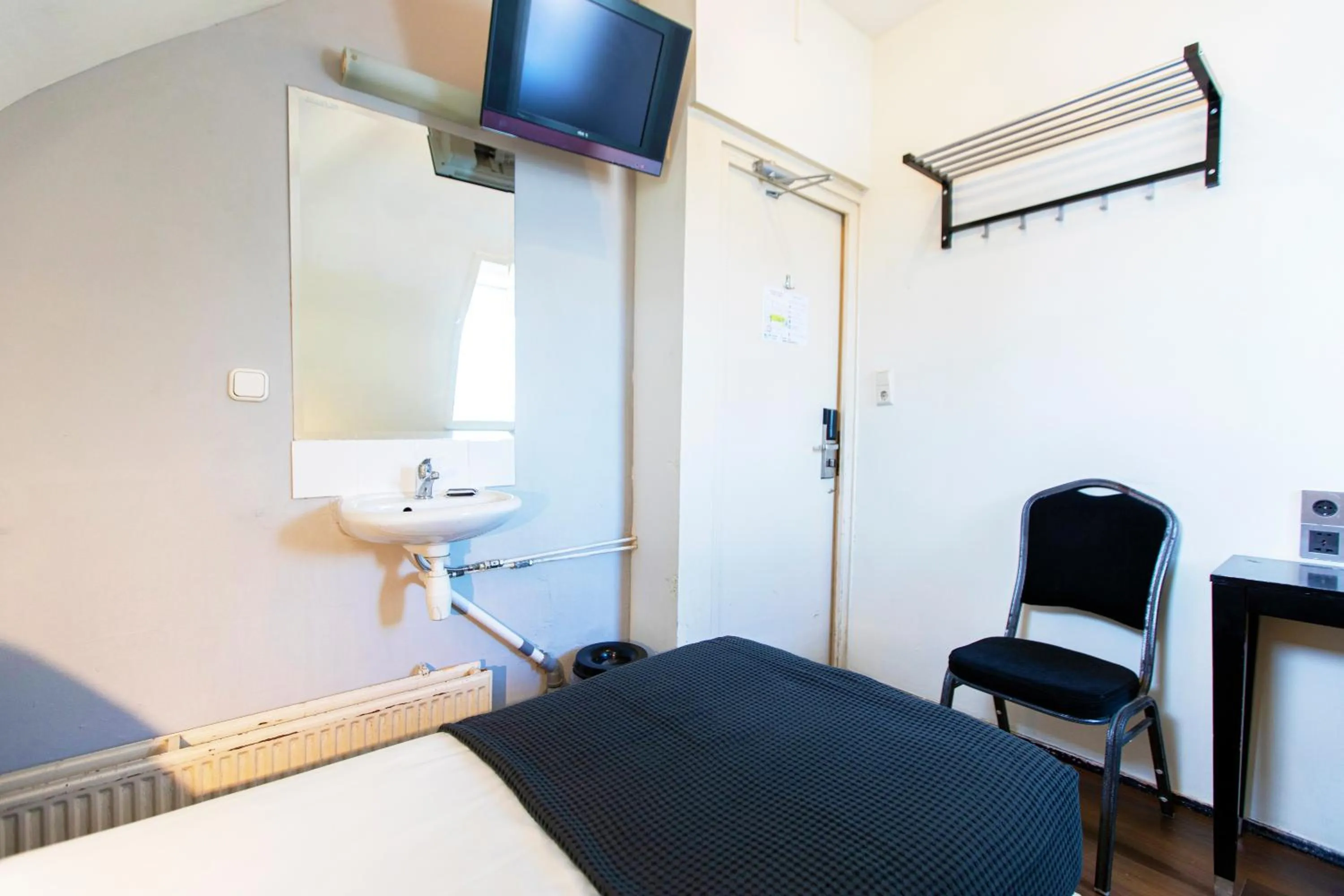 TV and multimedia, Bed in Quentin Arrive Hotel