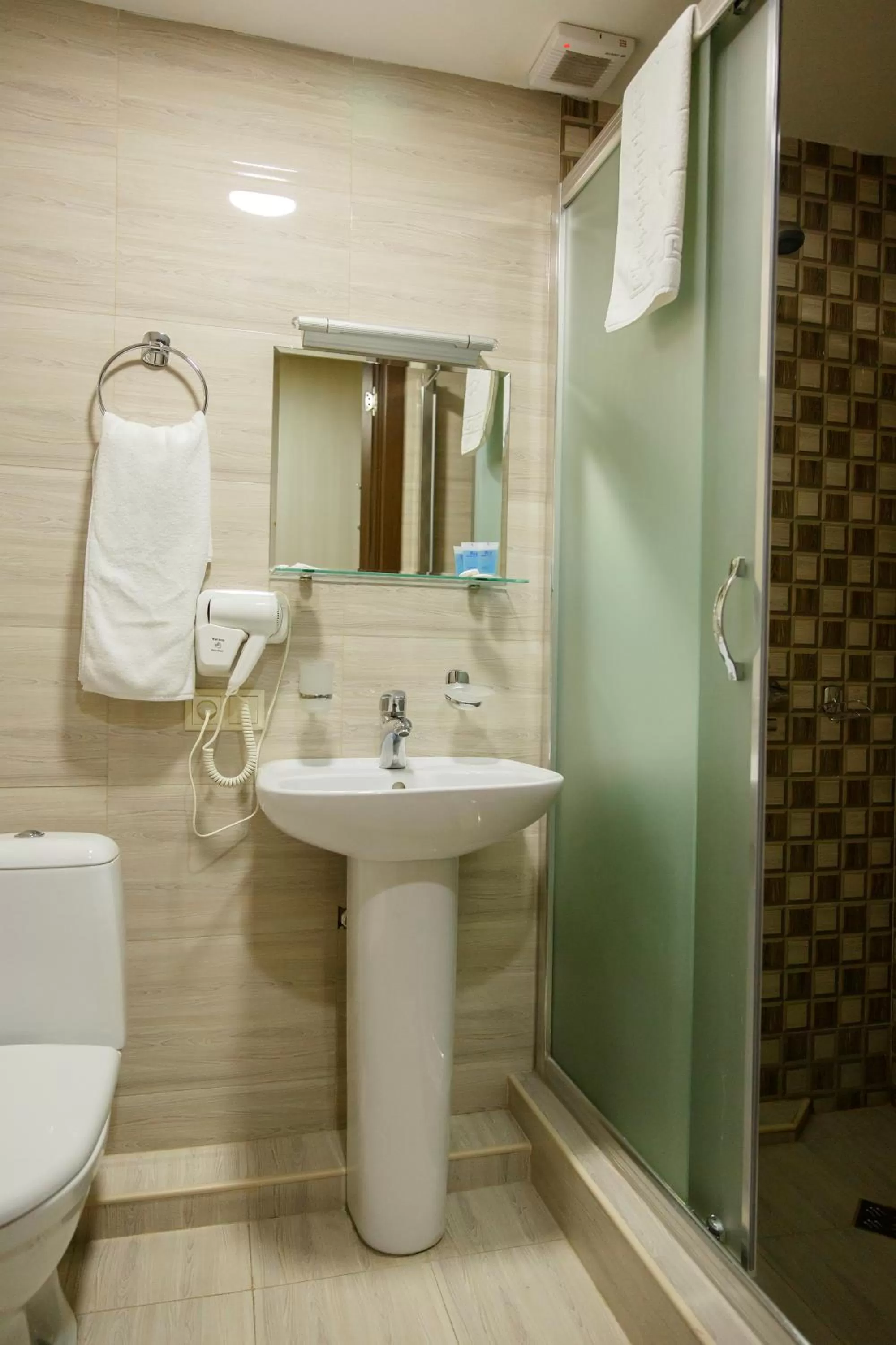 Shower in Hotel Gureli