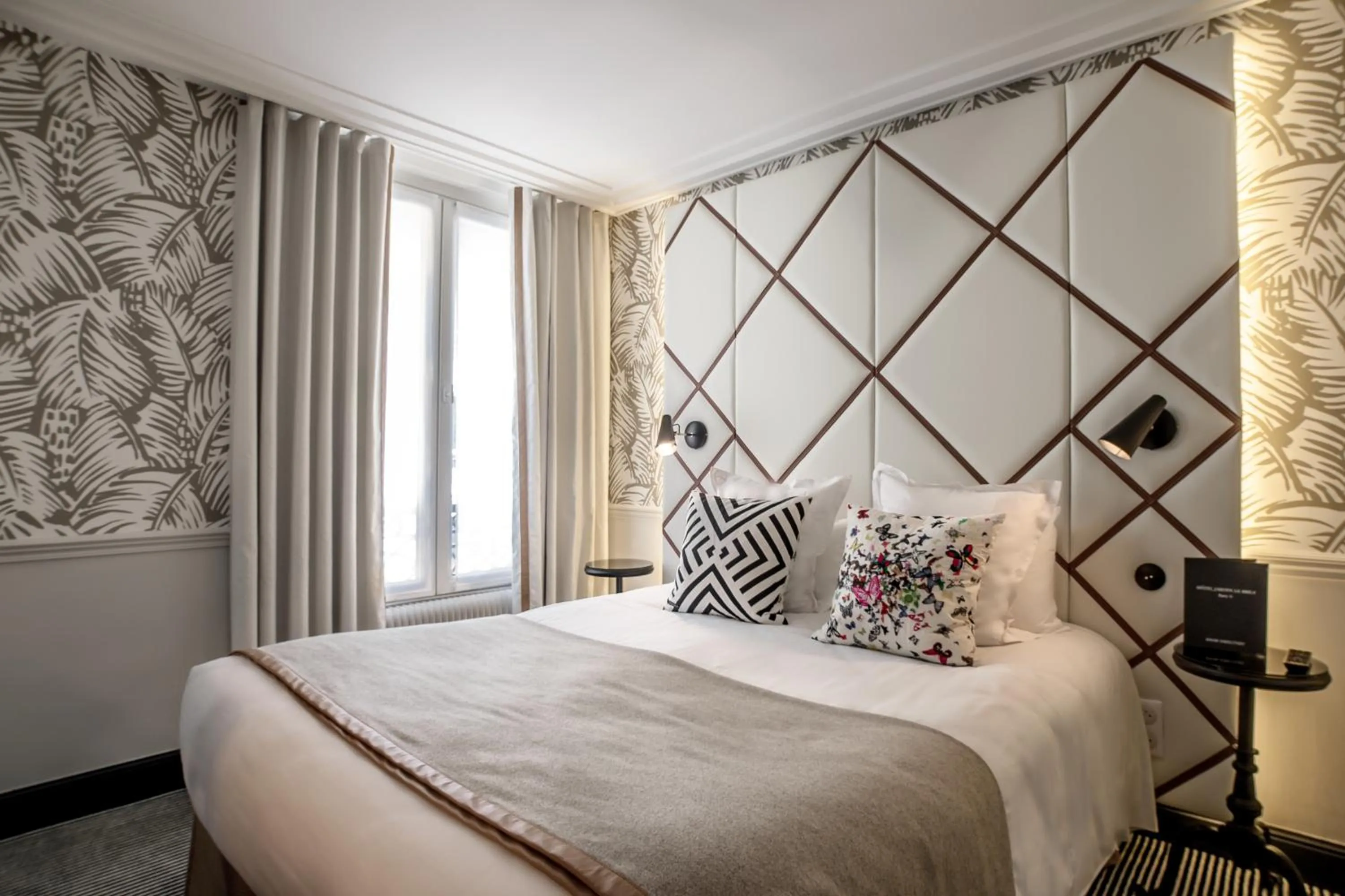 Bed in Hôtel Jardin Le Bréa