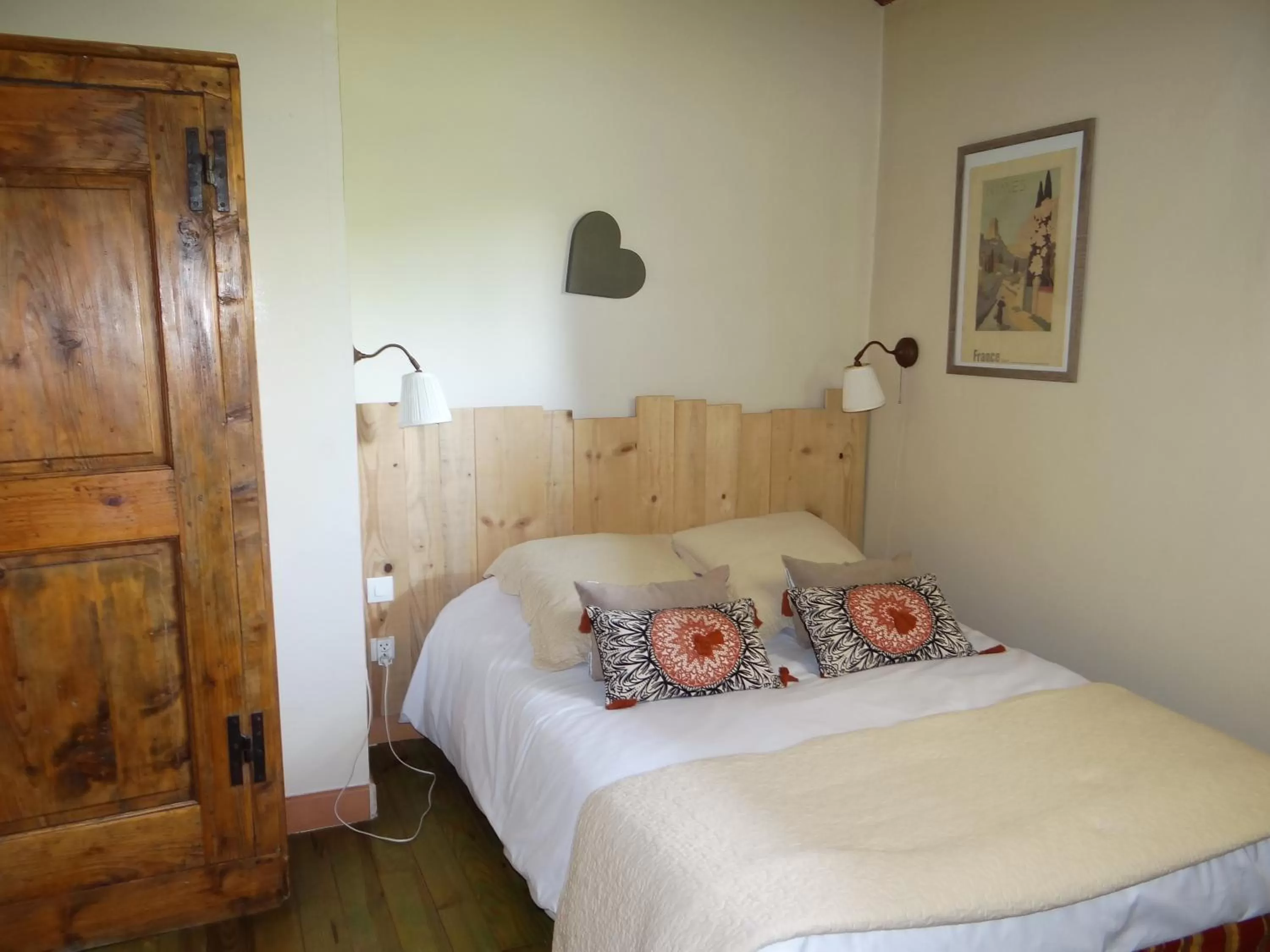 Photo of the whole room, Bed in Aux berges du pont du gard