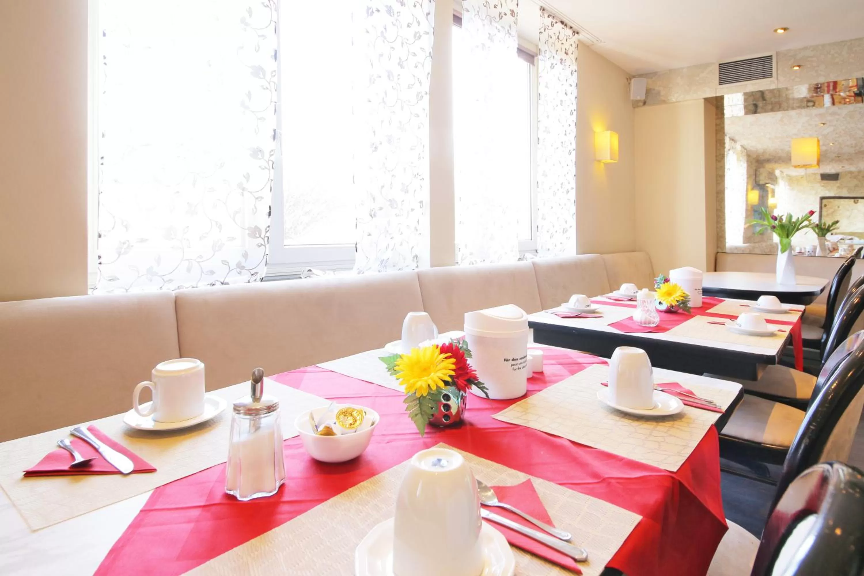 Restaurant/places to eat in Hotel Kick