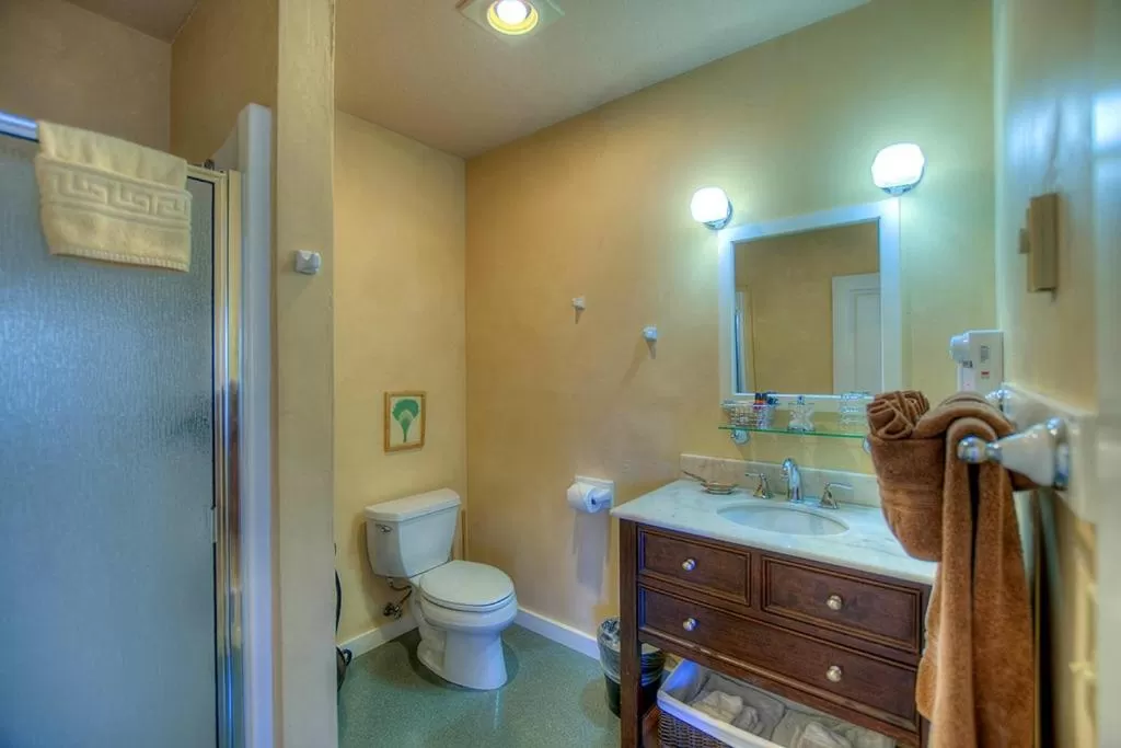 Bathroom in Kingfish at West Sound