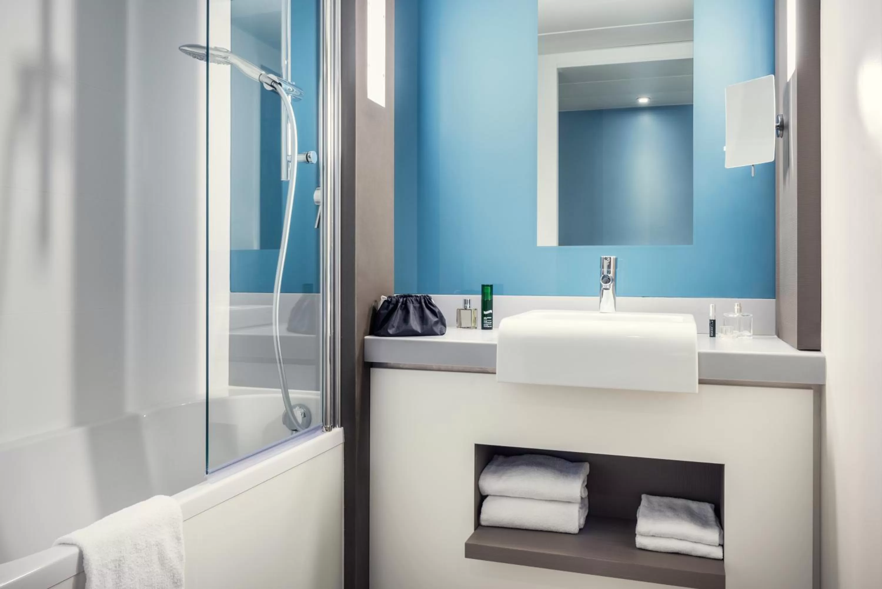Bathroom in Mercure Paris Val de Fontenay