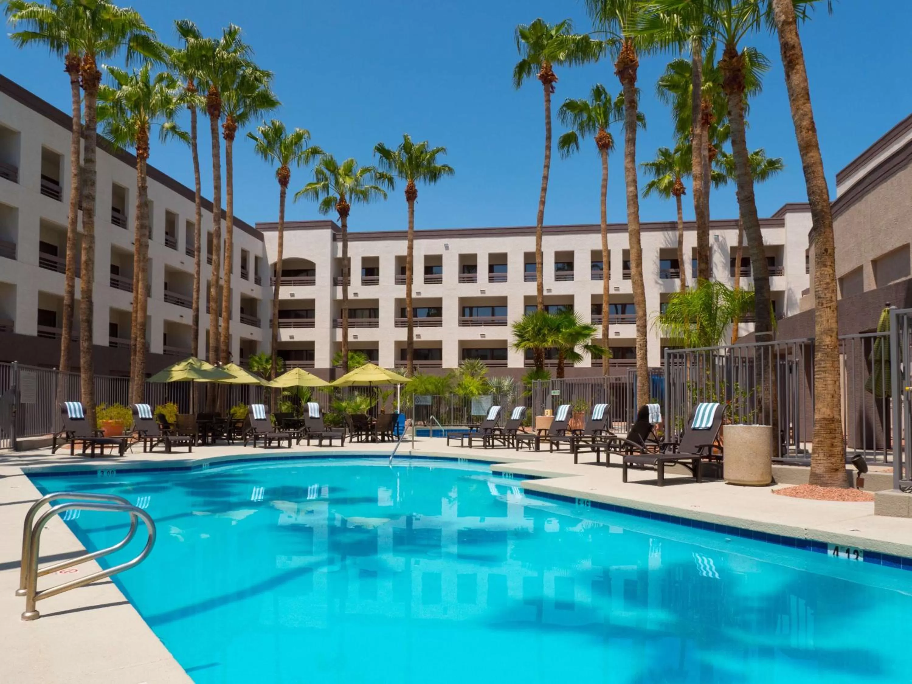Swimming pool in Hilton Phoenix Airport