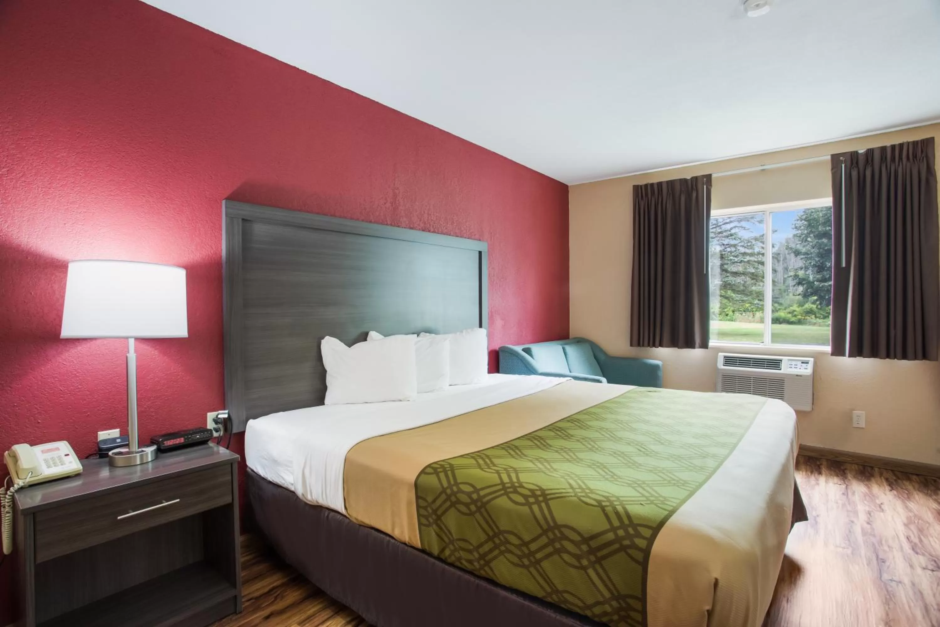 Bed in Econo Lodge Painted Post - Corning