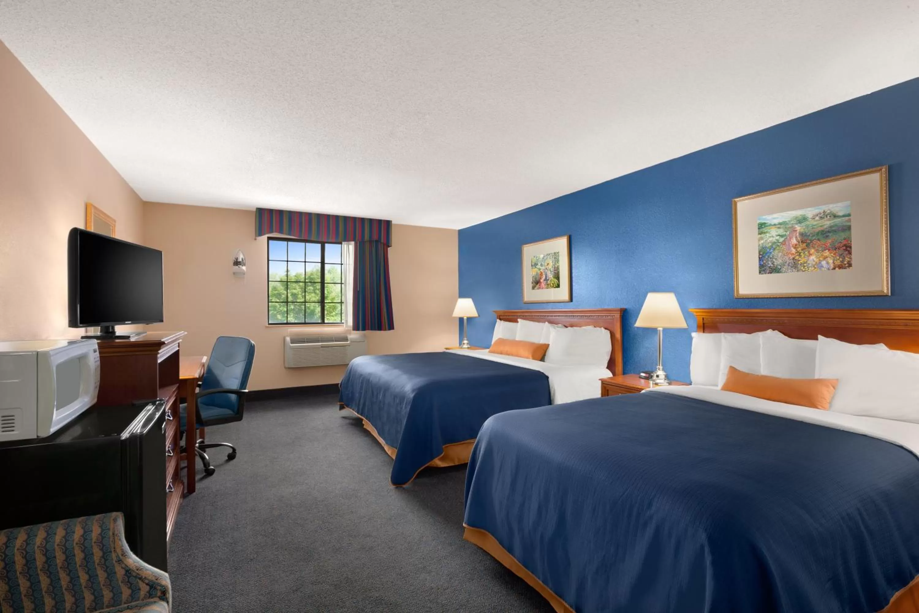 Photo of the whole room, Bed in Days Inn by Wyndham Keene NH