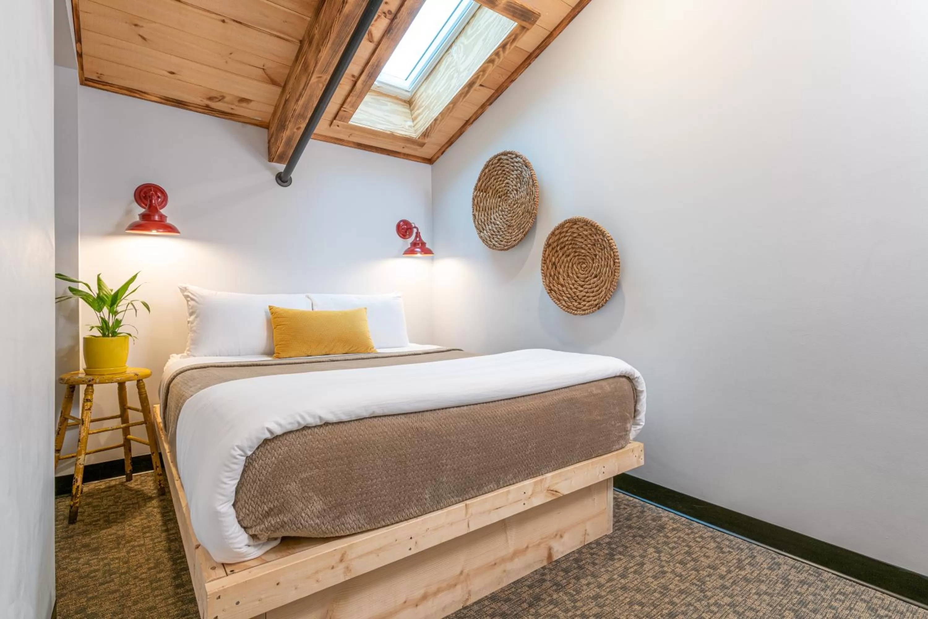 Bedroom, Bed in Mad River Lodge