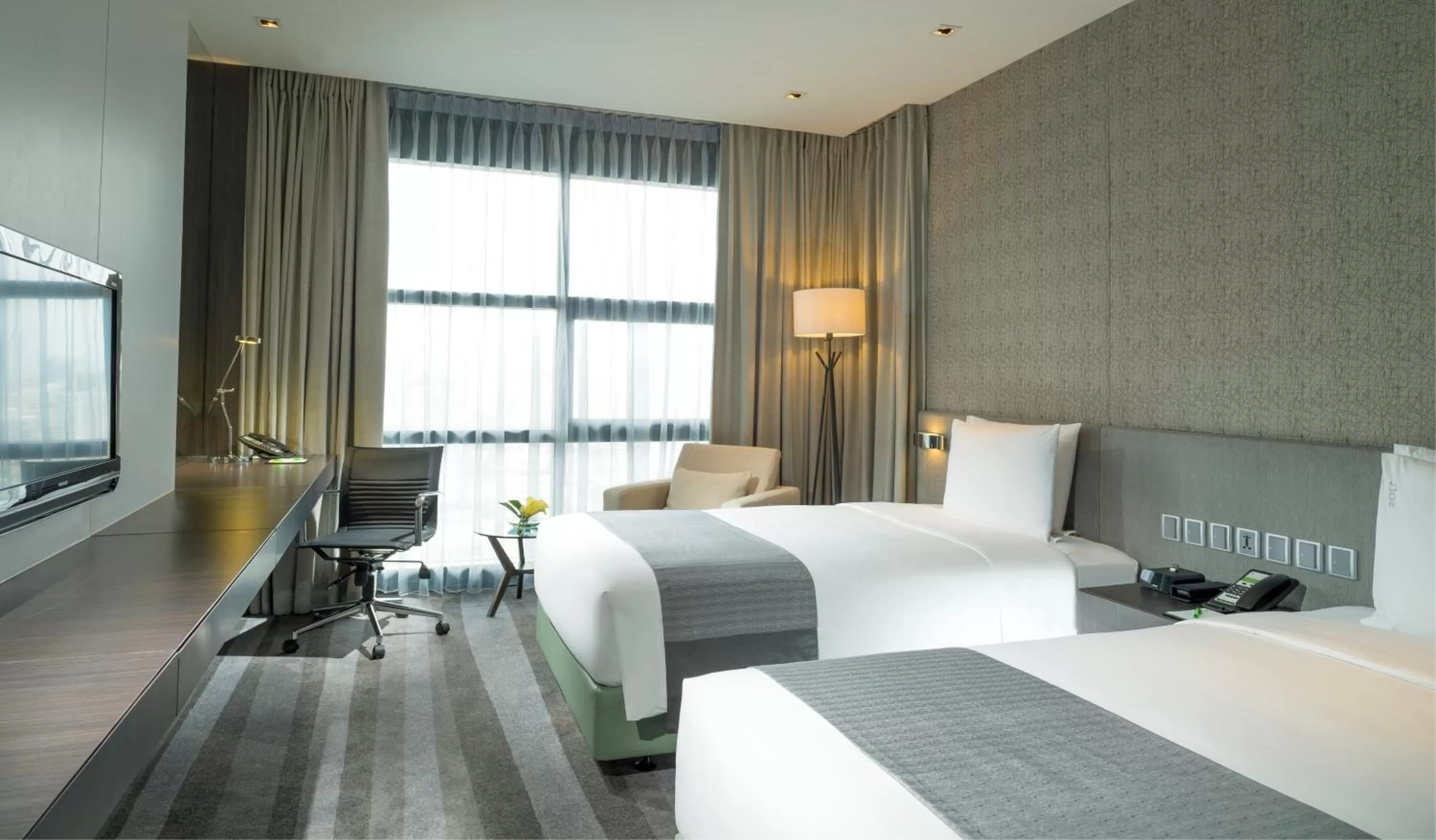 Photo of the whole room, Bed in Holiday Inn Bangkok Sukhumvit by IHG